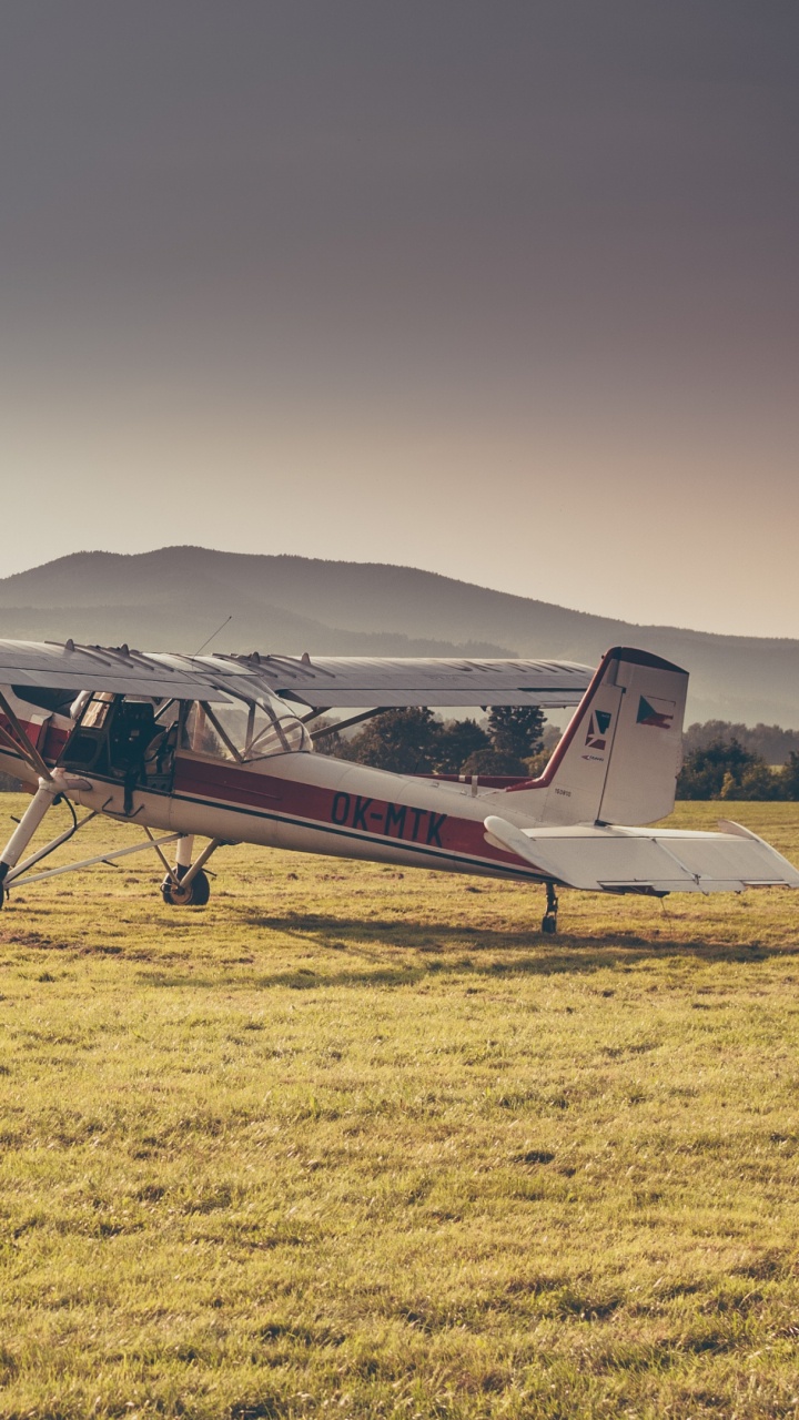 Обои самолеты, авиация, авиация общего назначения, полет, горы в разрешении 720x1280