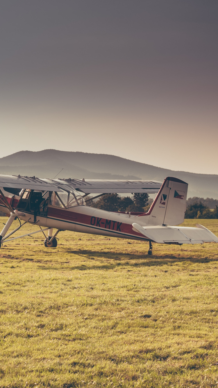 Обои самолеты, авиация, авиация общего назначения, полет, горы в разрешении 750x1334