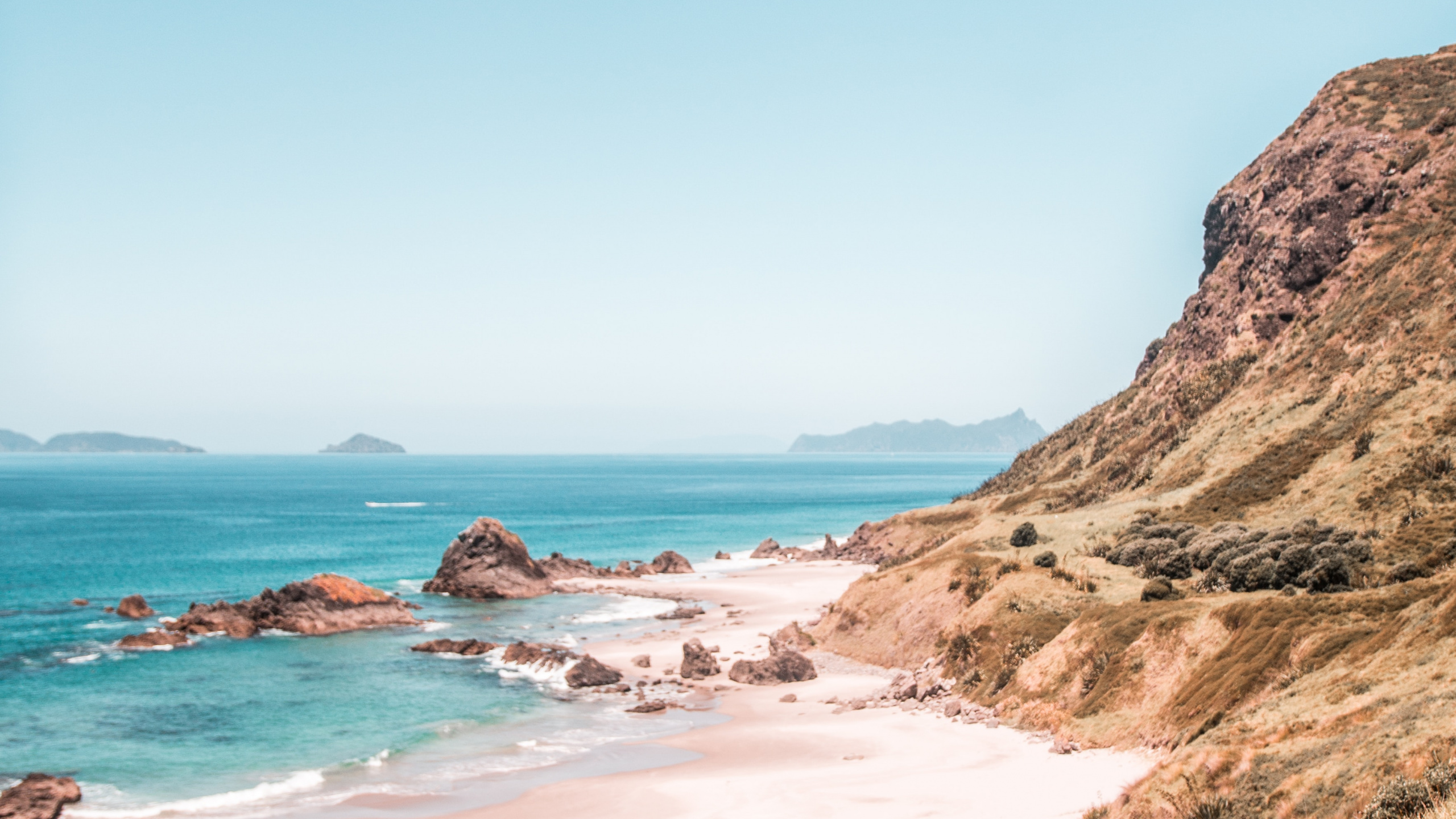 Обои пляж, море, побережье, бухточка, водоем в разрешении 2560x1440