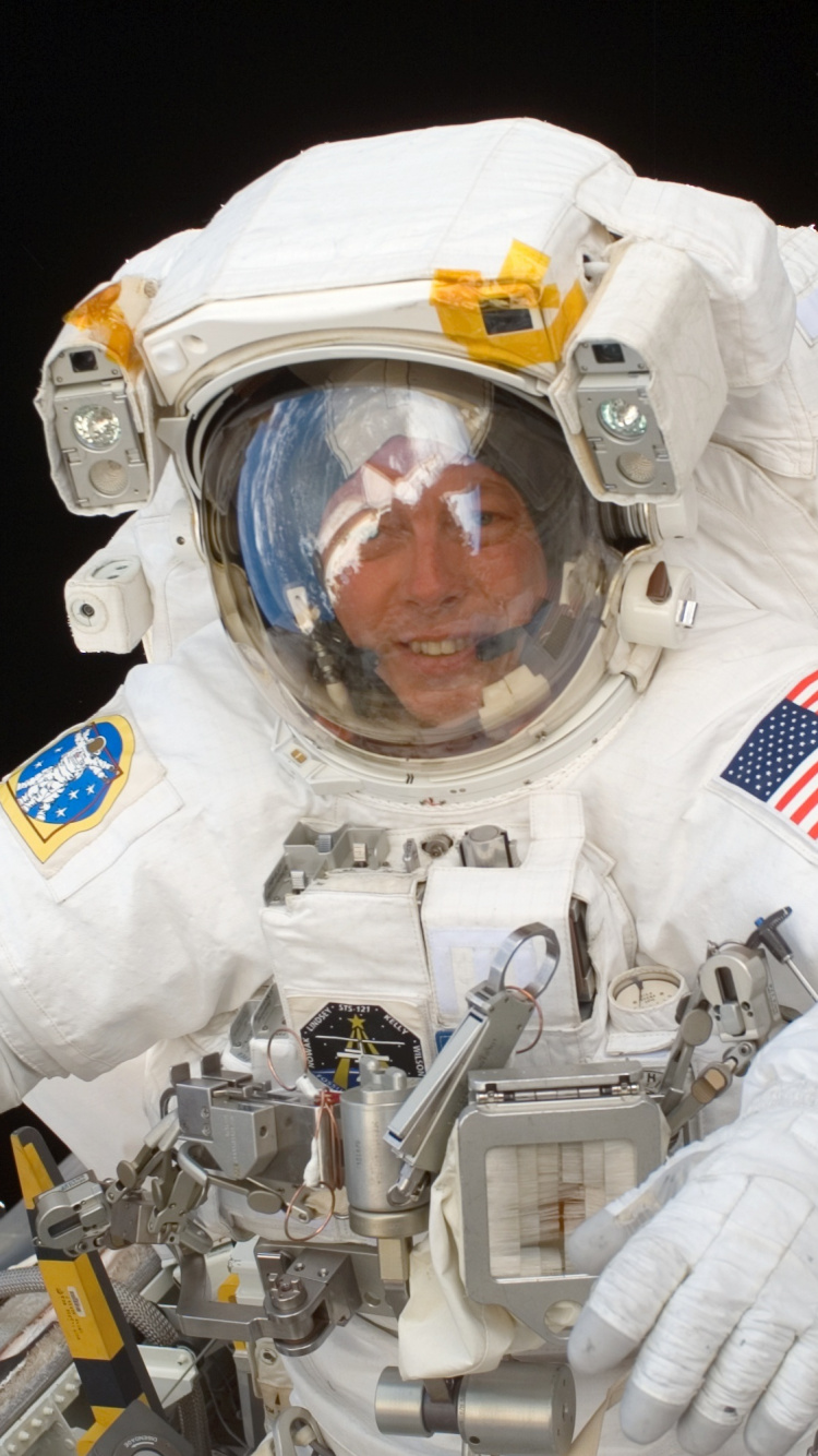 Обои Майкл Фоссум Е, Международная космическая станция, внекорабельная деятельность, астронавт, НАСА в разрешении 750x1334
