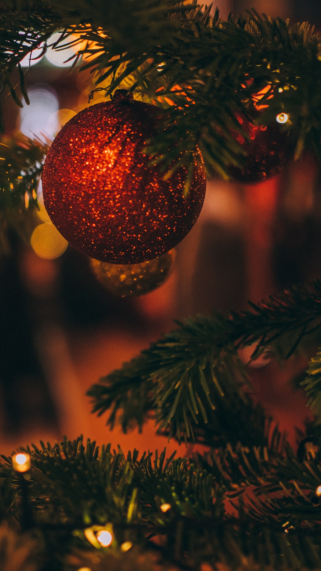 Обои Рождественский день, елка, дерево, рождественский орнамент, Рождество в разрешении 1080x1920