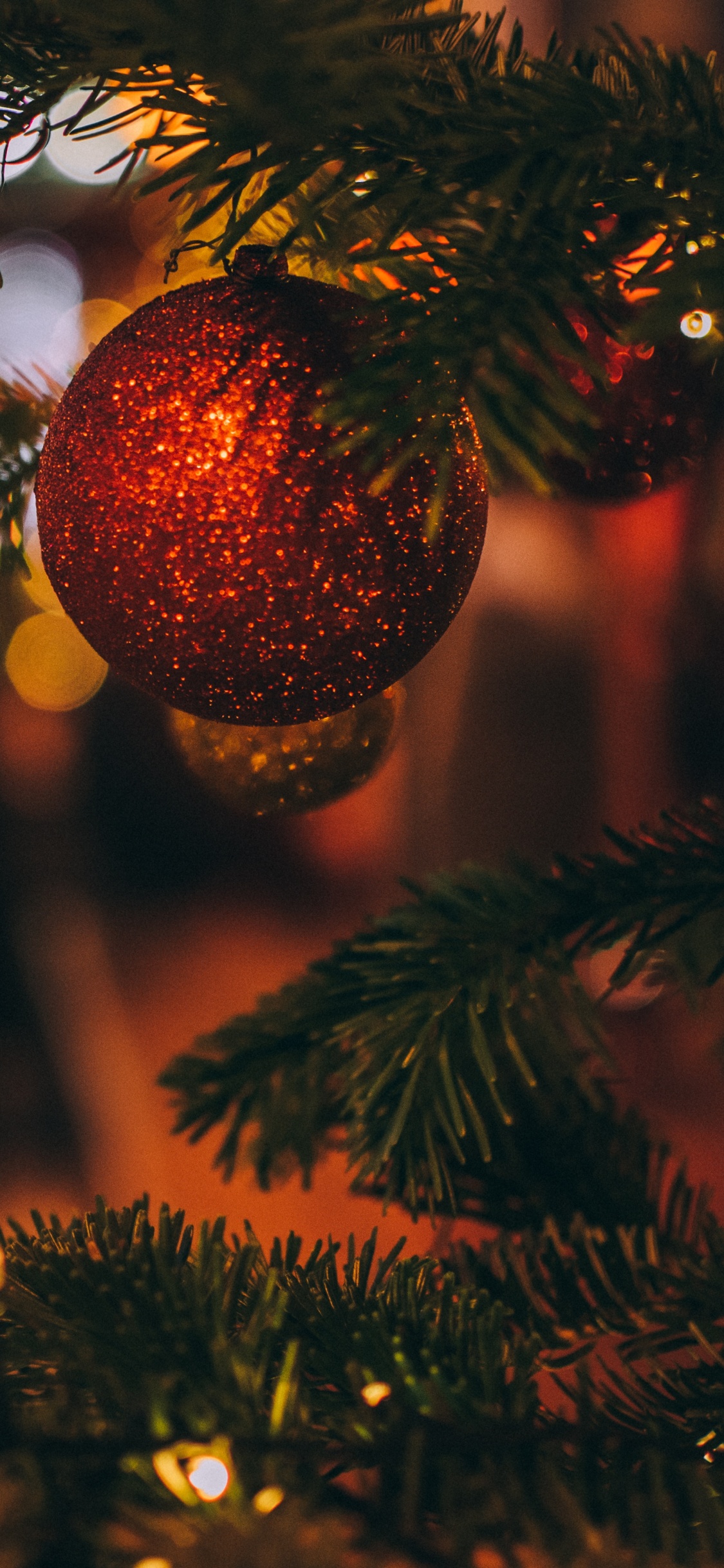 Обои Рождественский день, елка, дерево, рождественский орнамент, Рождество в разрешении 1125x2436