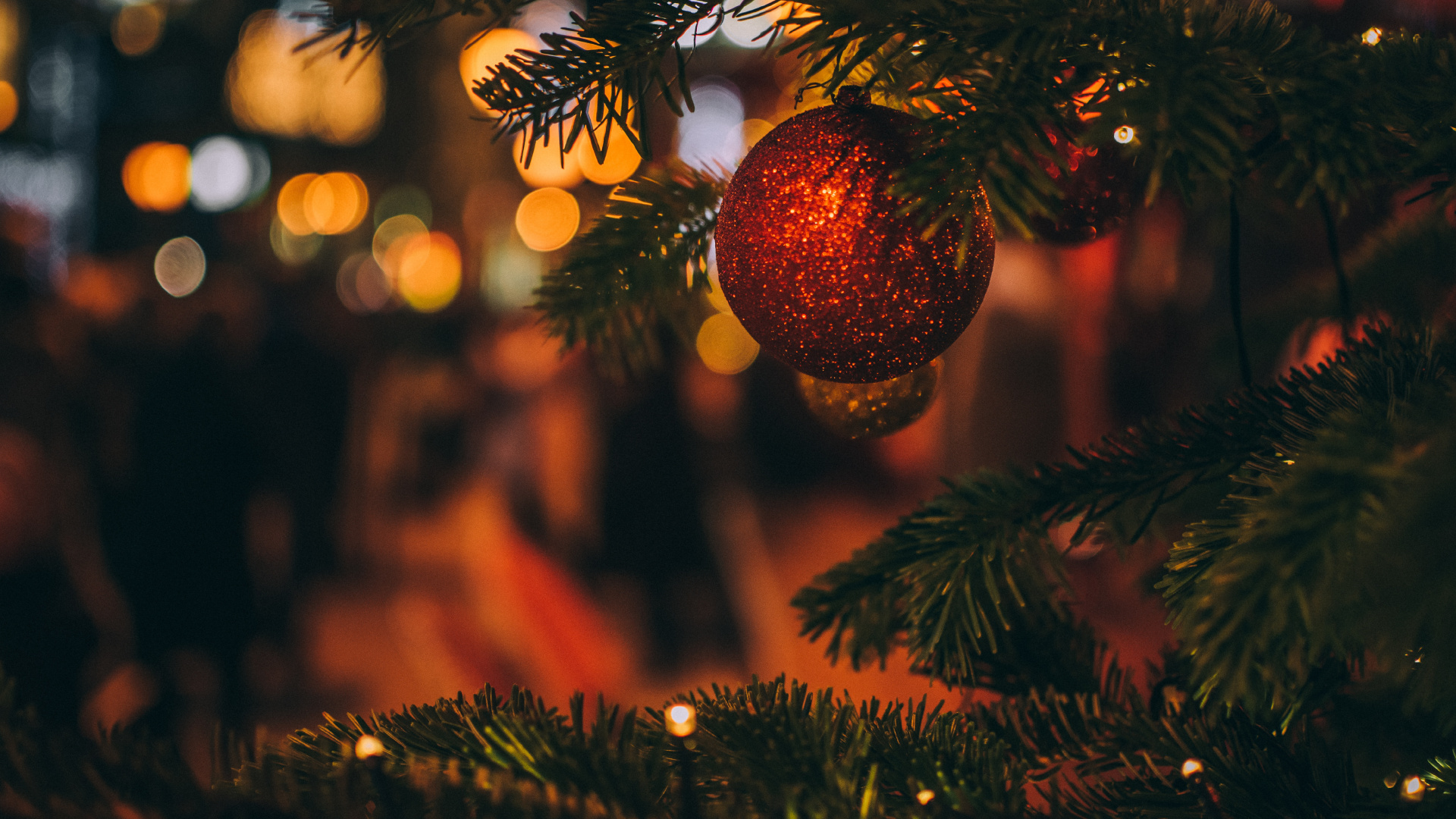 Обои Рождественский день, елка, дерево, рождественский орнамент, Рождество в разрешении 1920x1080