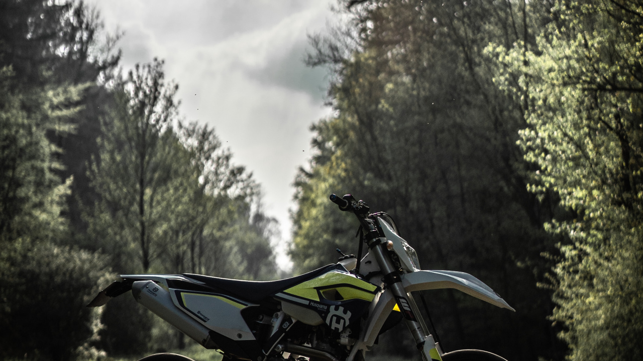 Обои почва, мотоцикл, небо, Король, шина в разрешении 1280x720