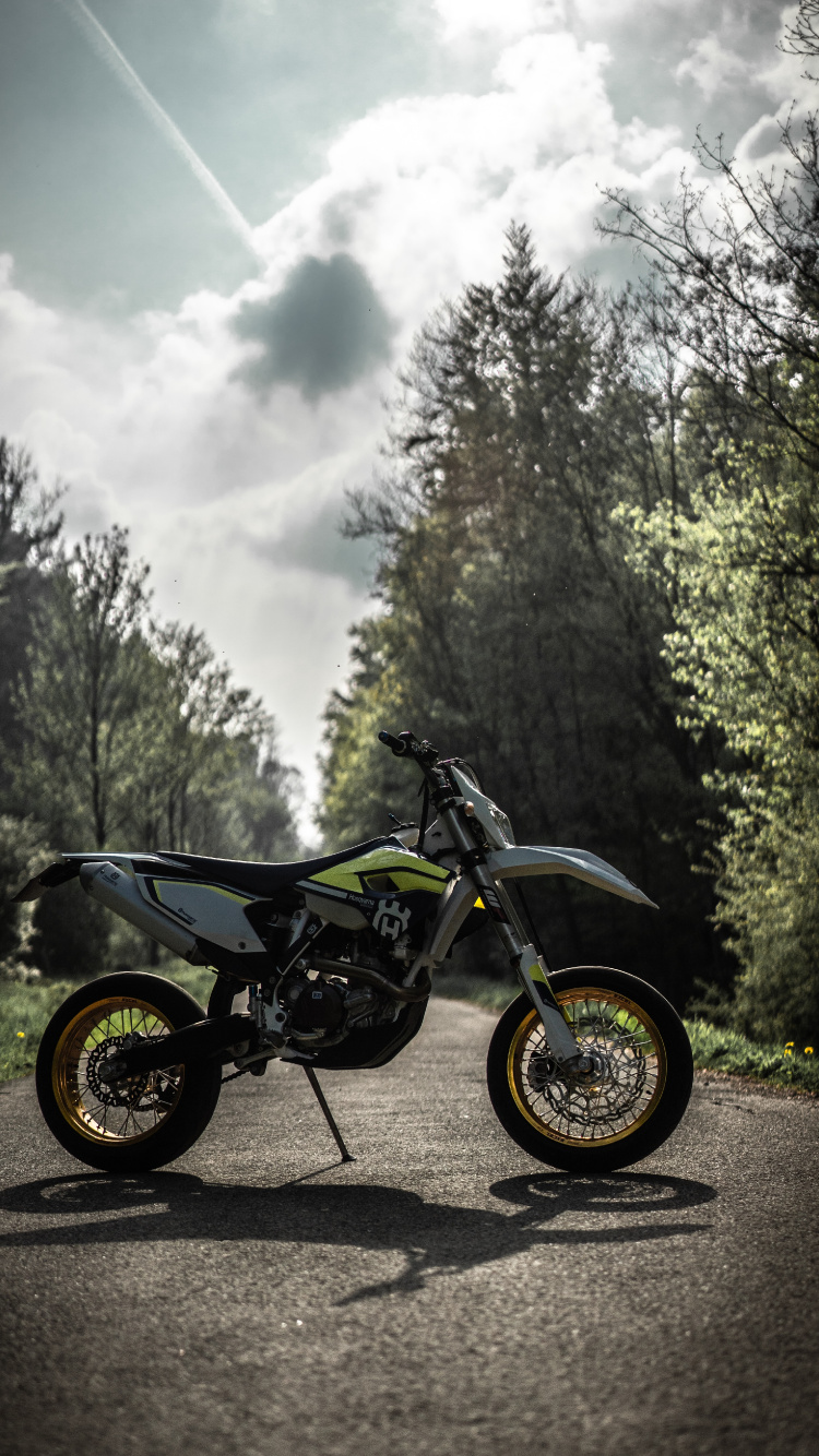 Обои почва, мотоцикл, небо, Король, шина в разрешении 750x1334