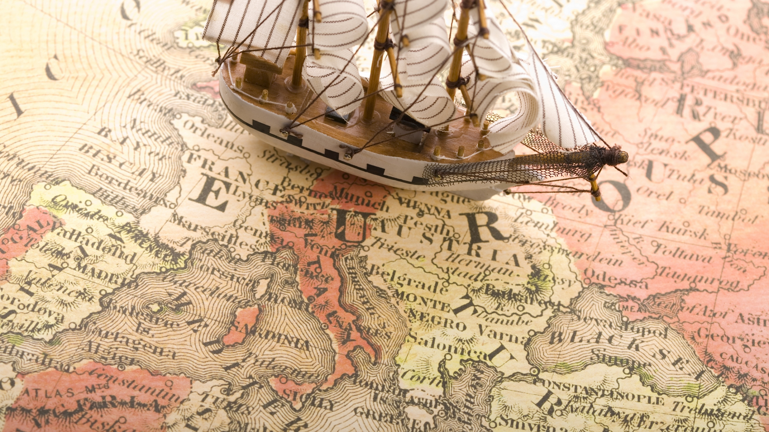 Обои карта, шар, шрифт, Европа, старый свет в разрешении 2560x1440