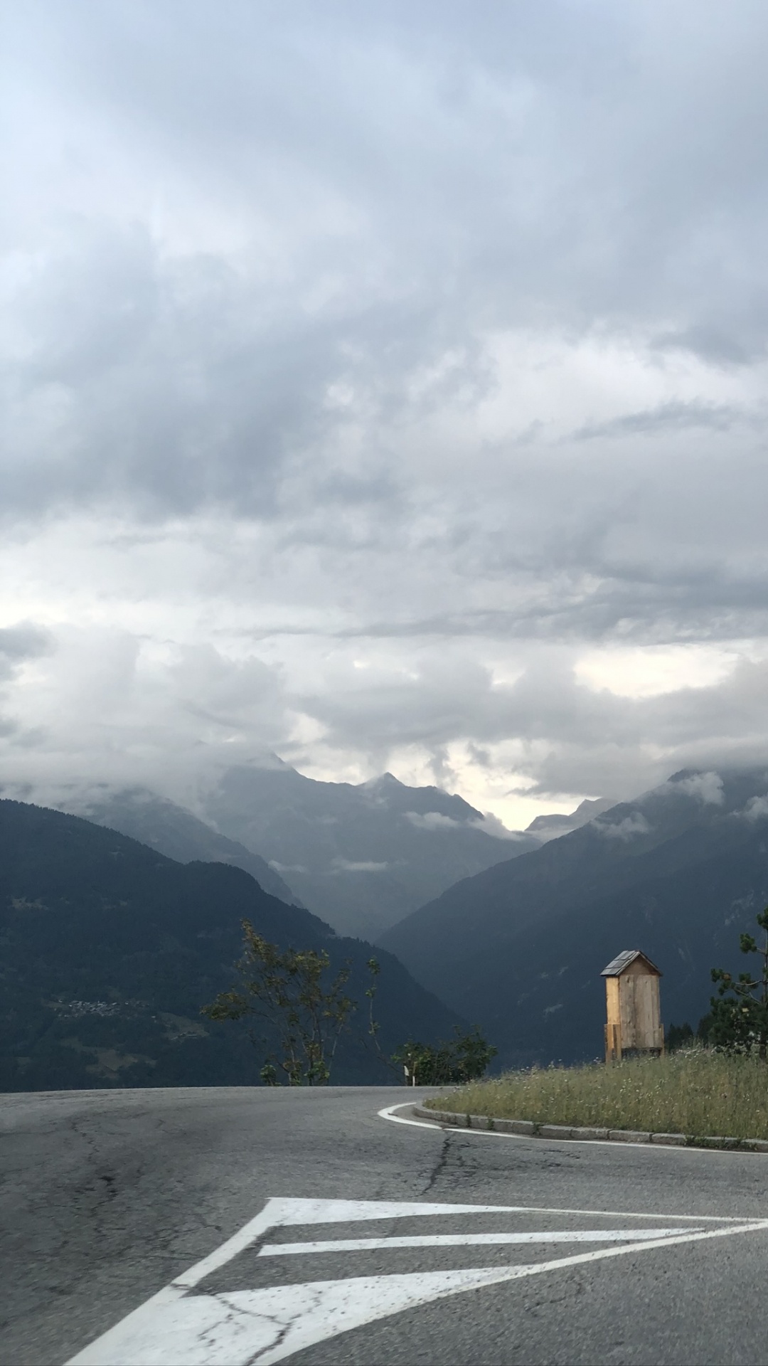 Обои дорога, облако, горный рельеф, дорожное покрытие, инфраструктура в разрешении 1080x1920