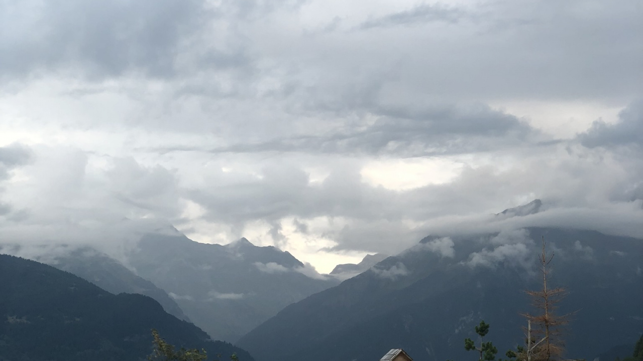 Обои дорога, облако, горный рельеф, дорожное покрытие, инфраструктура в разрешении 1280x720