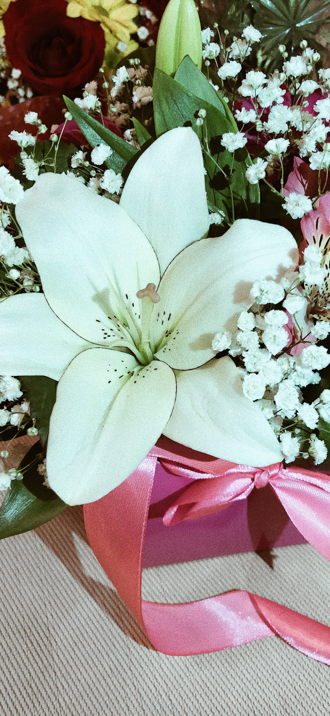 Обои цветочный букет, цветочный дизайн, цветковое растение, срезанные цветы, искусственный цветок в разрешении 1125x2436