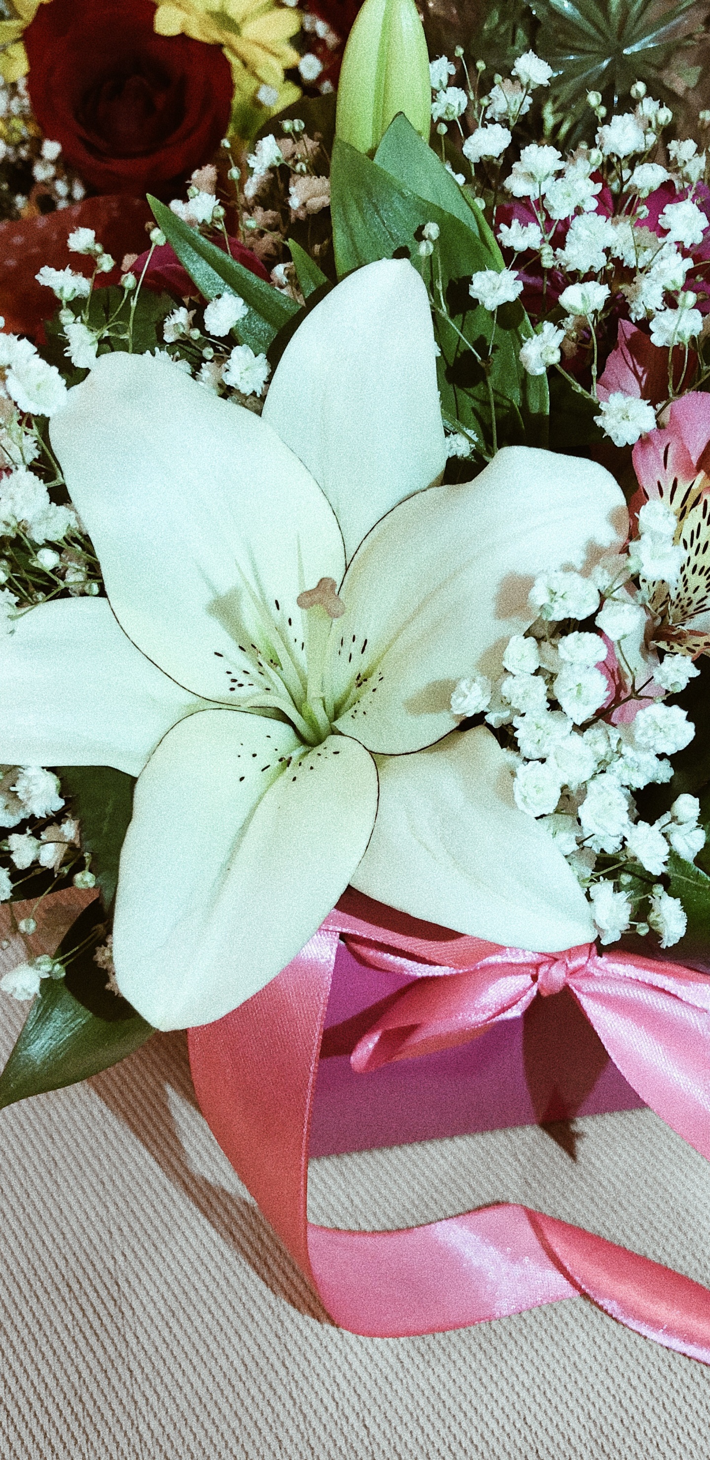 Обои цветочный букет, цветочный дизайн, цветковое растение, срезанные цветы, искусственный цветок в разрешении 1440x2960