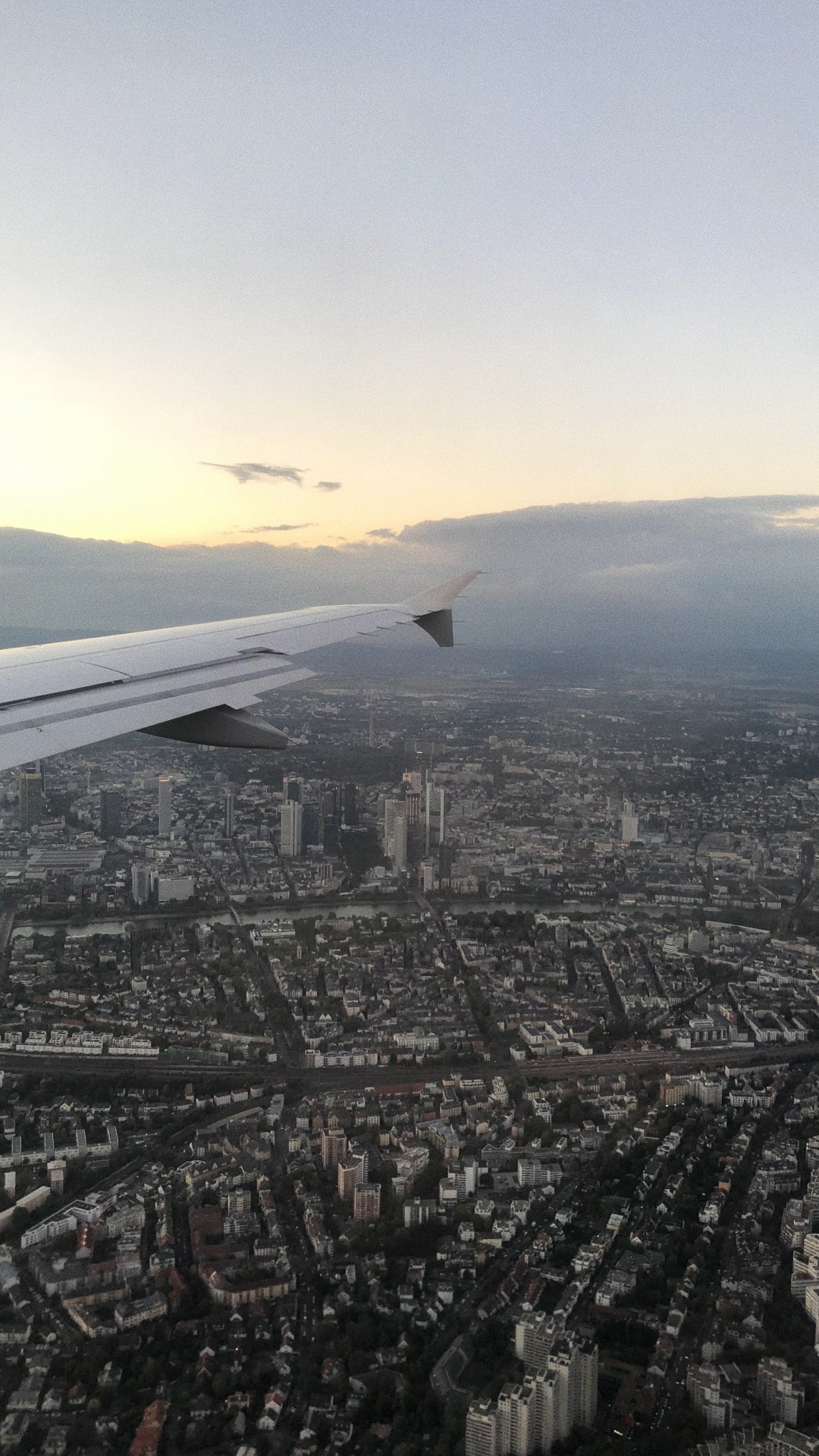 Обои полет, с высоты птичьего полета, атмосфера, воздушное путешествие, самолеты в разрешении 1080x1920