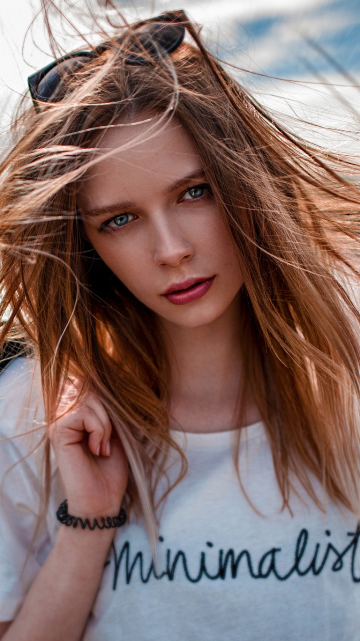 Обои модель, эта девушка, волосы, красота, прическа в разрешении 720x1280