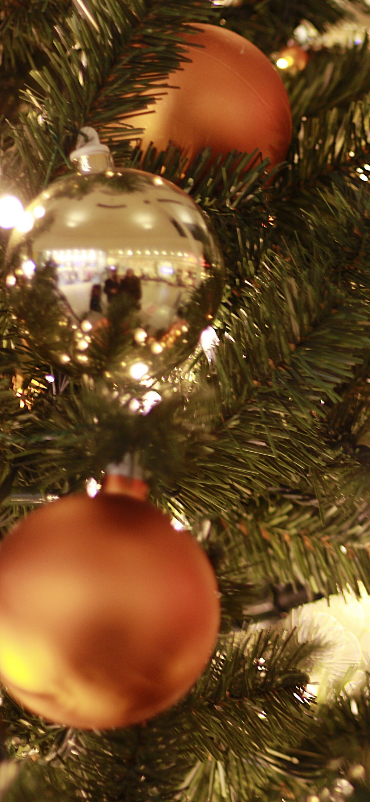 Обои елка, рождественский орнамент, Рождественский день, Рождественские огни, Рождественские украшения в разрешении 1242x2688