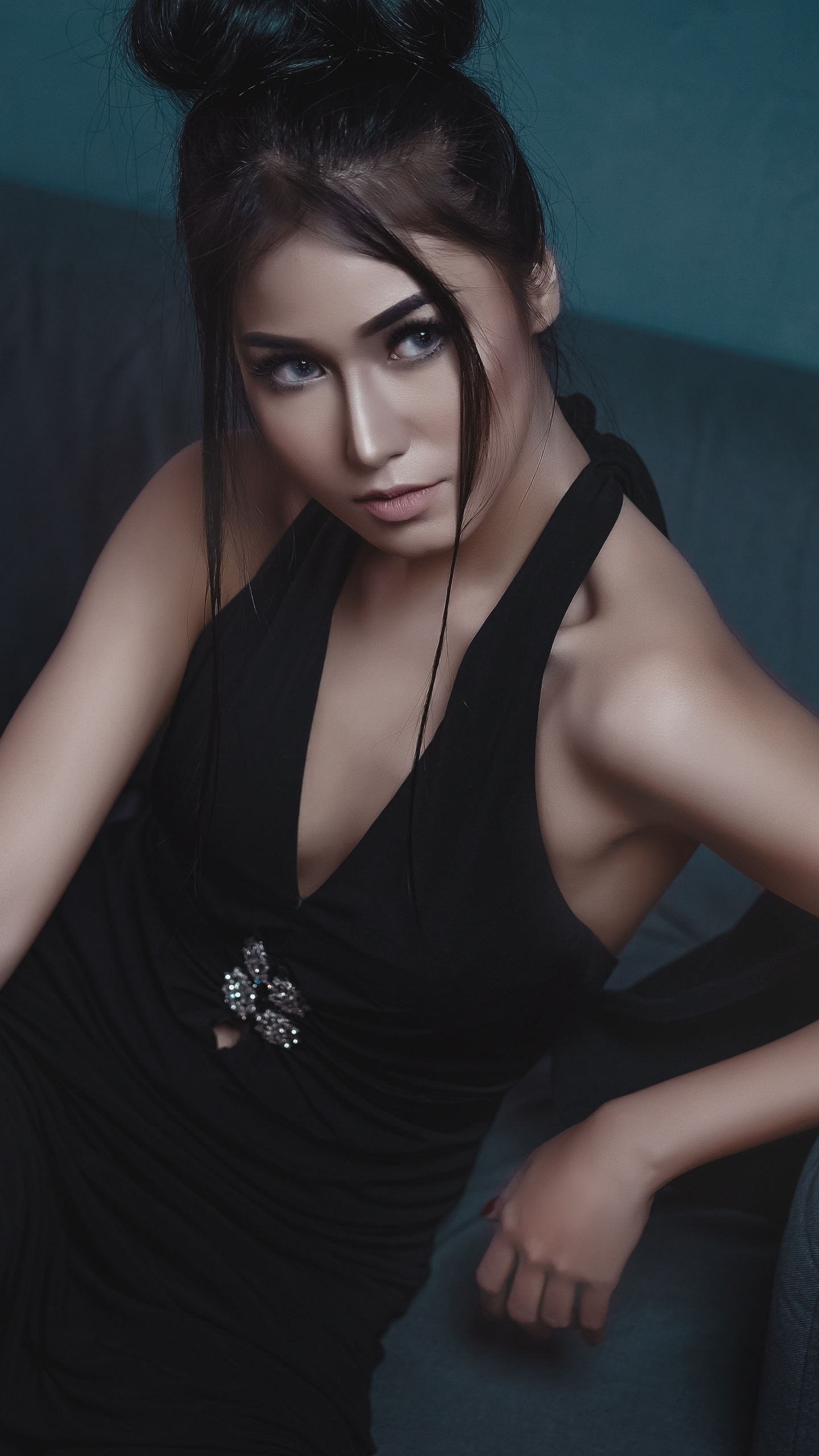 Обои маленькое черное платье, одежда, волосы, лицо, кожа в разрешении 1440x2560