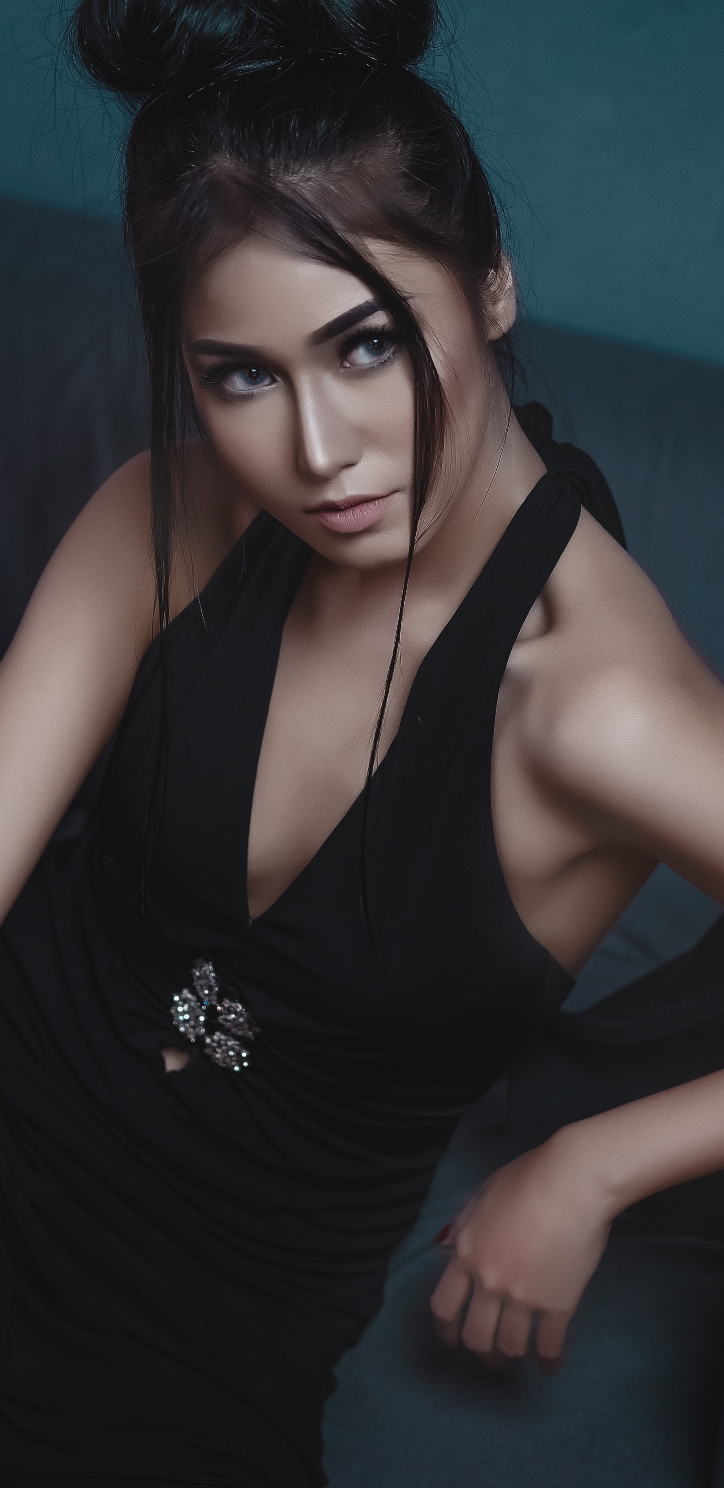 Обои маленькое черное платье, одежда, волосы, лицо, кожа в разрешении 1440x2960