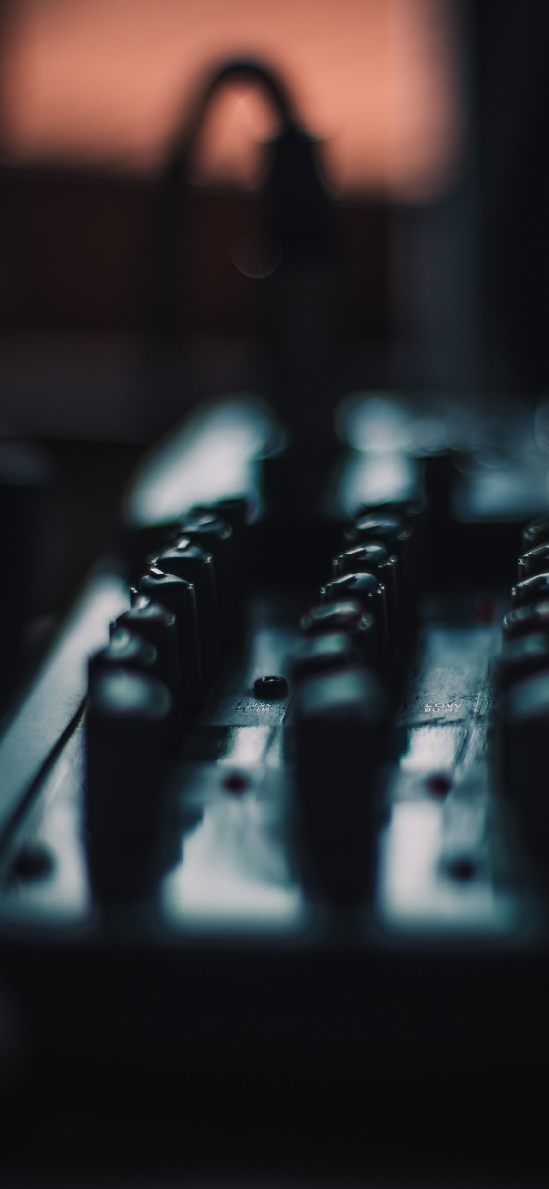 Обои микшерный пульт, аудио смешивания, DJ-микшер, игры, шахматы в разрешении 1125x2436