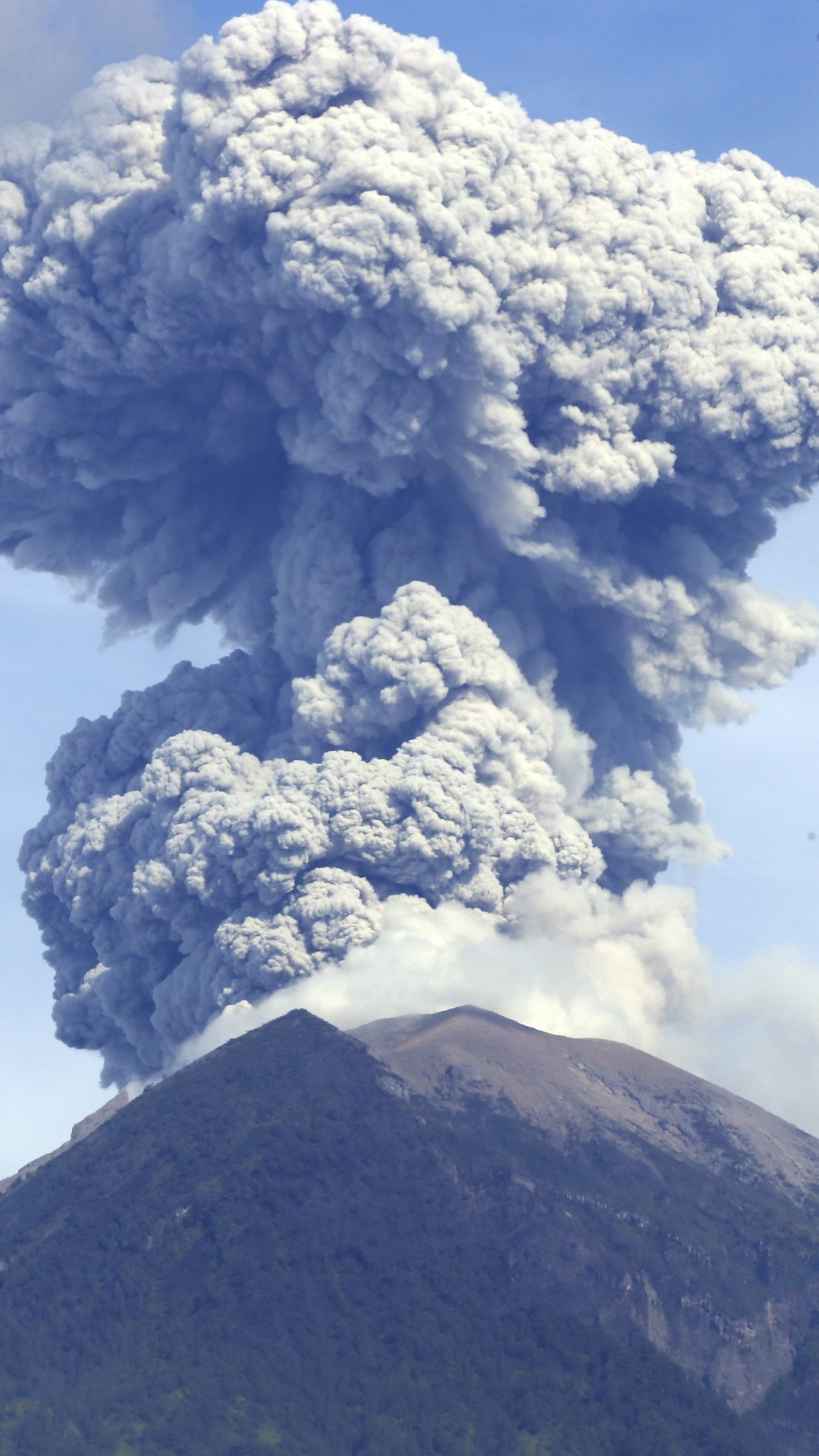 Обои Гора Агунг, вулкан, лава, типы вулканических извержений, вулканического рельефа в разрешении 1080x1920