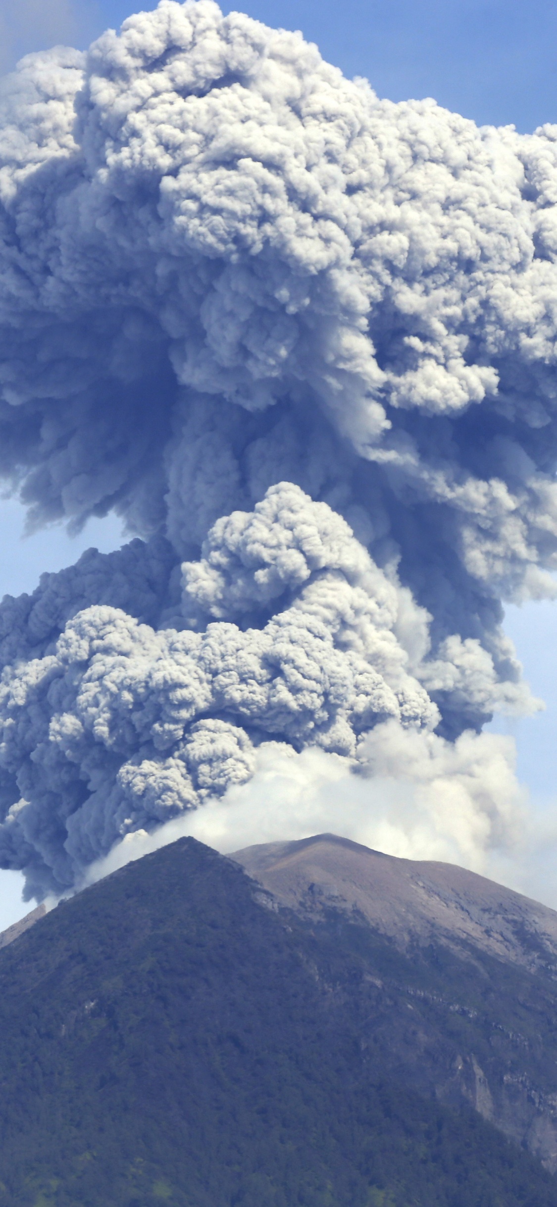 Обои Гора Агунг, вулкан, лава, типы вулканических извержений, вулканического рельефа в разрешении 1125x2436