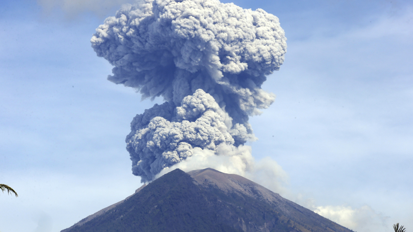 Обои Гора Агунг, вулкан, лава, типы вулканических извержений, вулканического рельефа в разрешении 1366x768