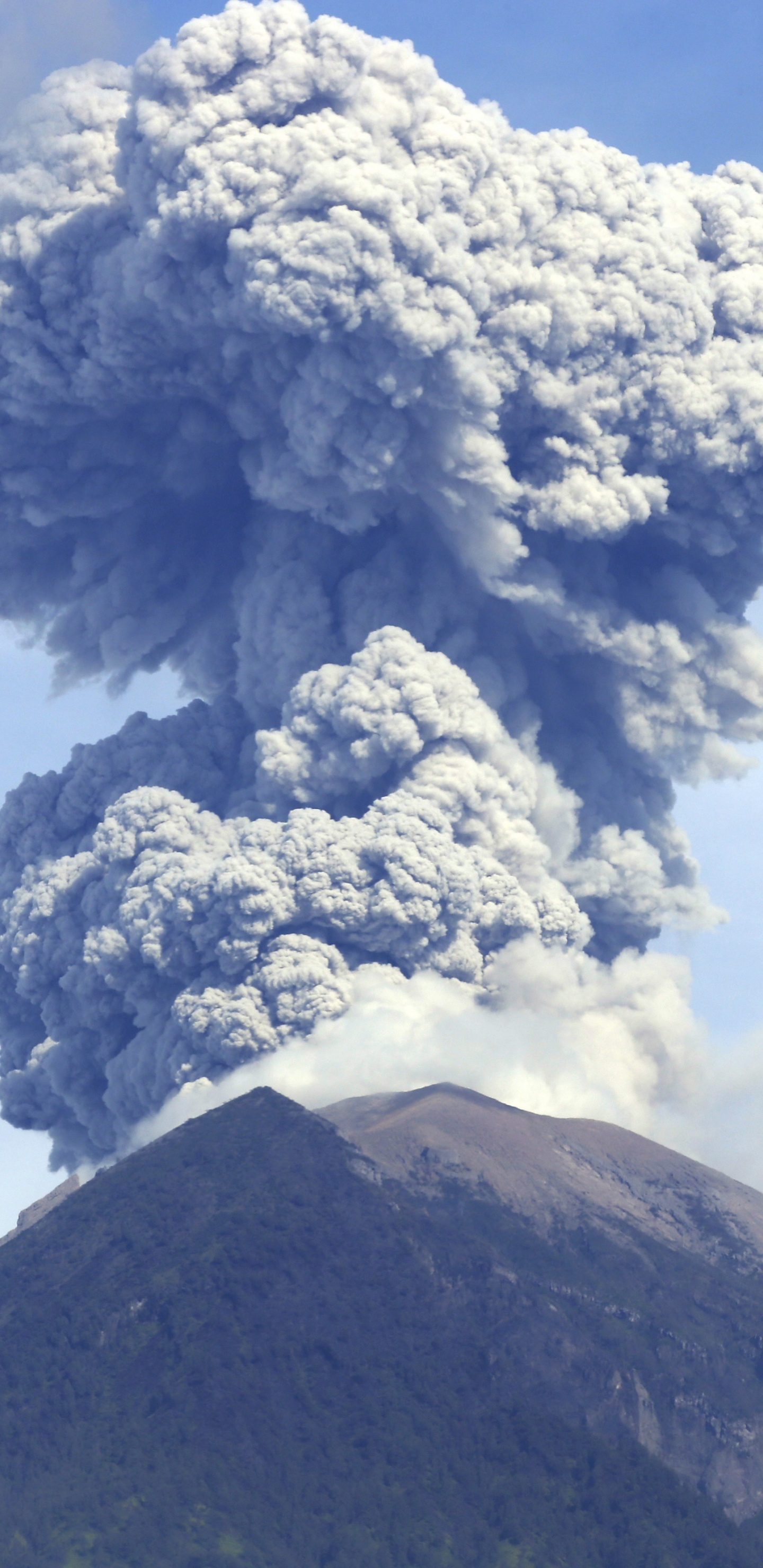 Обои Гора Агунг, вулкан, лава, типы вулканических извержений, вулканического рельефа в разрешении 1440x2960
