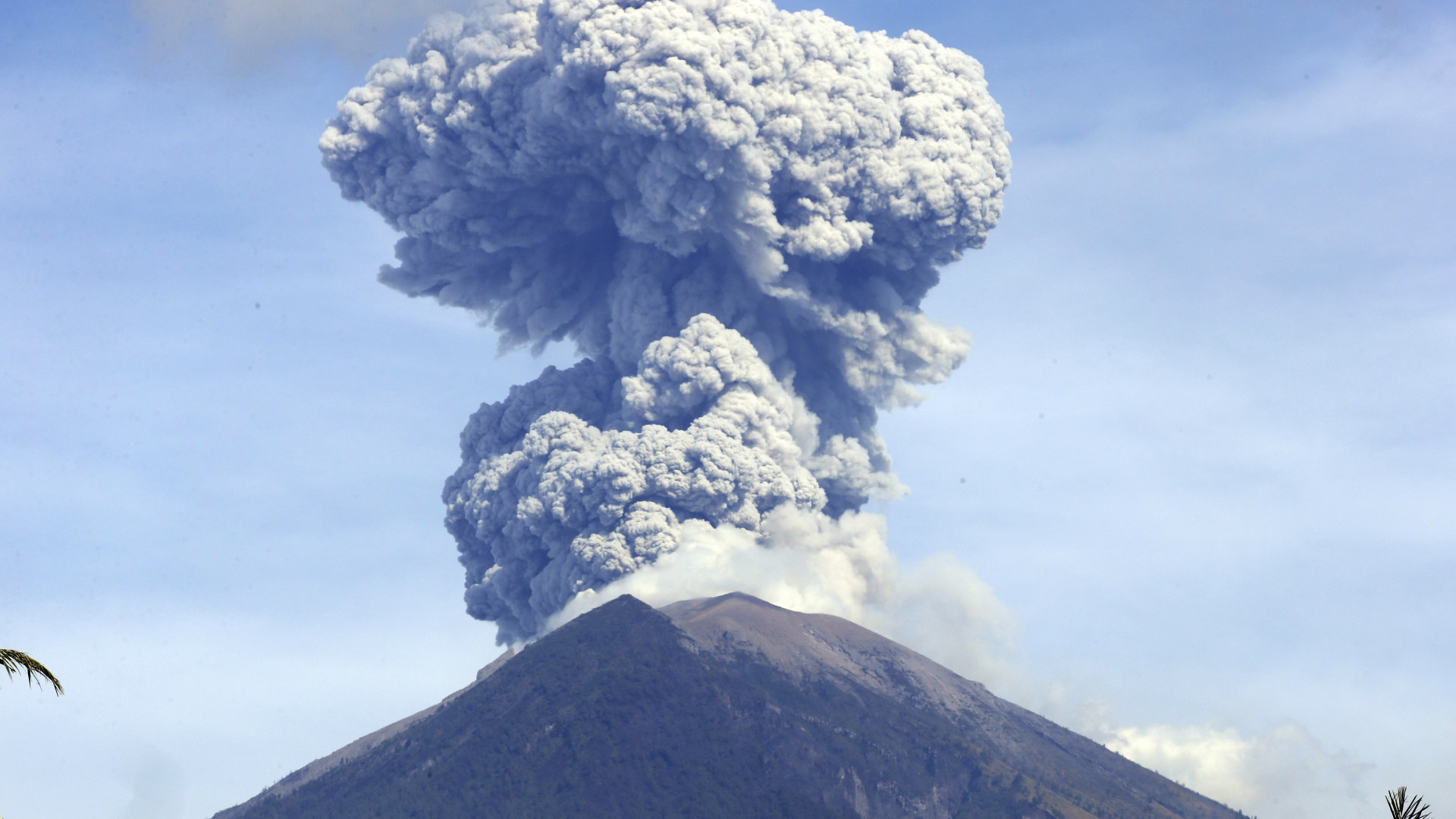 Обои Гора Агунг, вулкан, лава, типы вулканических извержений, вулканического рельефа в разрешении 1920x1080