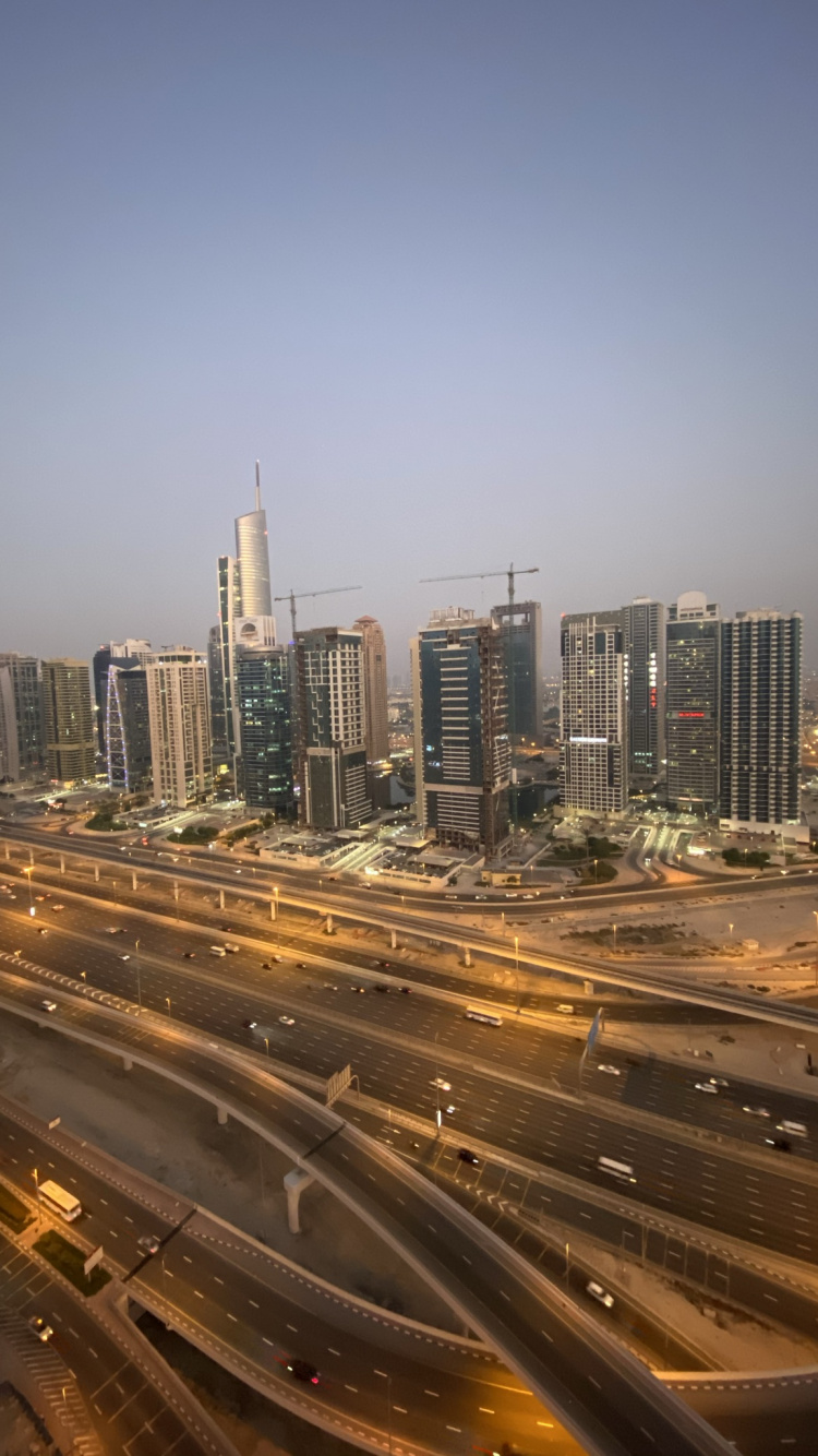 Обои Дубай, дорога, башня, город, городской район в разрешении 750x1334