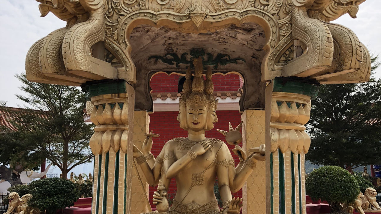 Обои Таиланд, Монастырь Десяти Тысяч Будд, статуя, резьба по камню, святыня в разрешении 1280x720