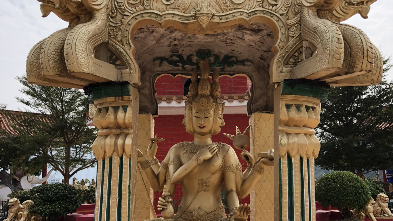Обои Таиланд, Монастырь Десяти Тысяч Будд, статуя, резьба по камню, святыня в разрешении 1366x768