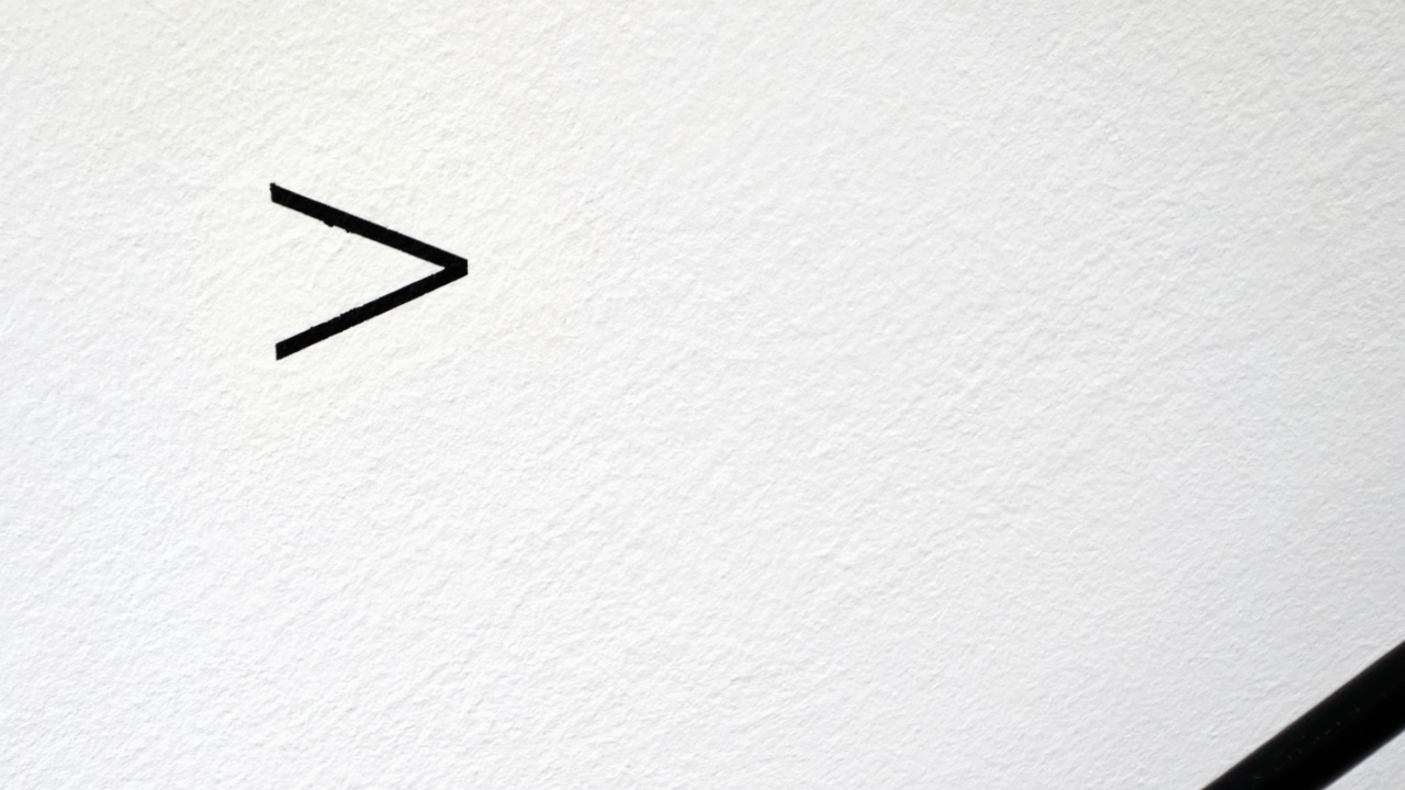 Обои угол, проект, монохромный, стрелка, линия в разрешении 1280x720