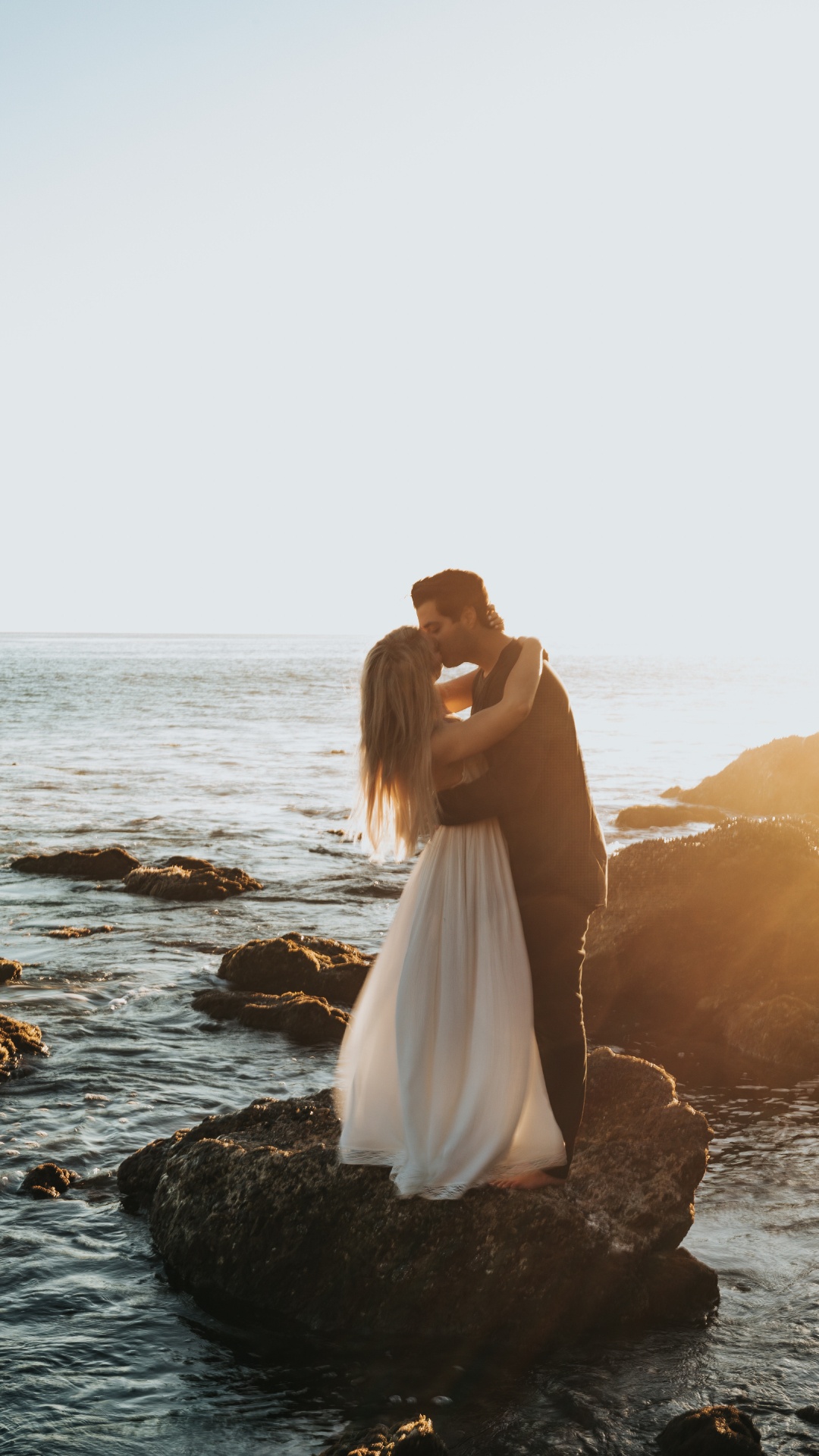 Обои свадьба, помолвка, вода, море, красота в разрешении 1080x1920