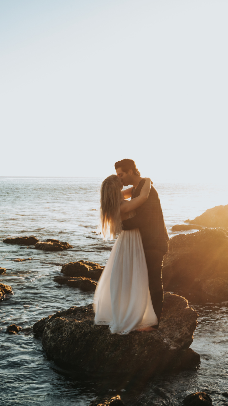 Обои свадьба, помолвка, вода, море, красота в разрешении 750x1334