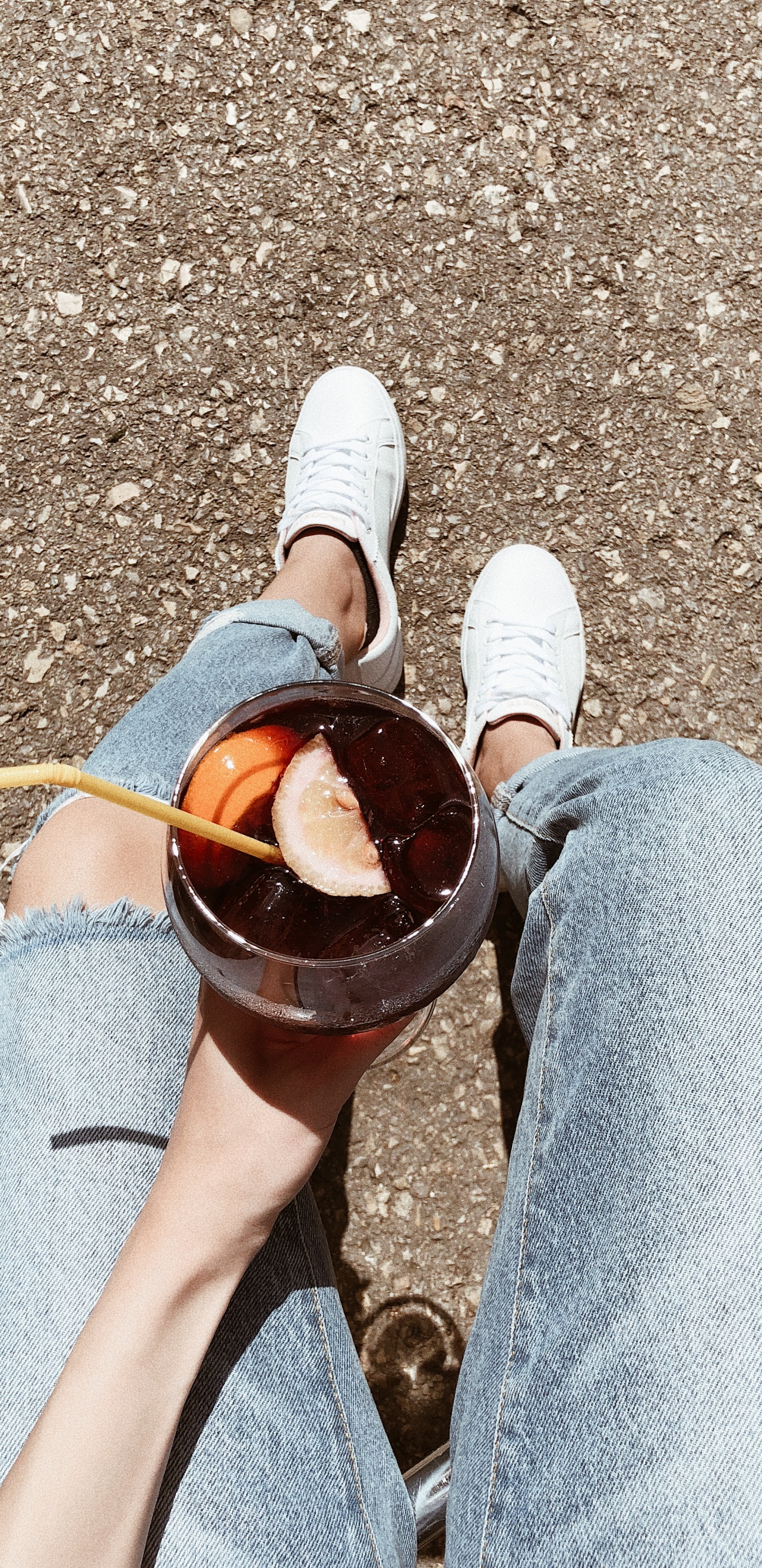 Обои башмак, человек, нога, брюки, человеческая нога в разрешении 1440x2960