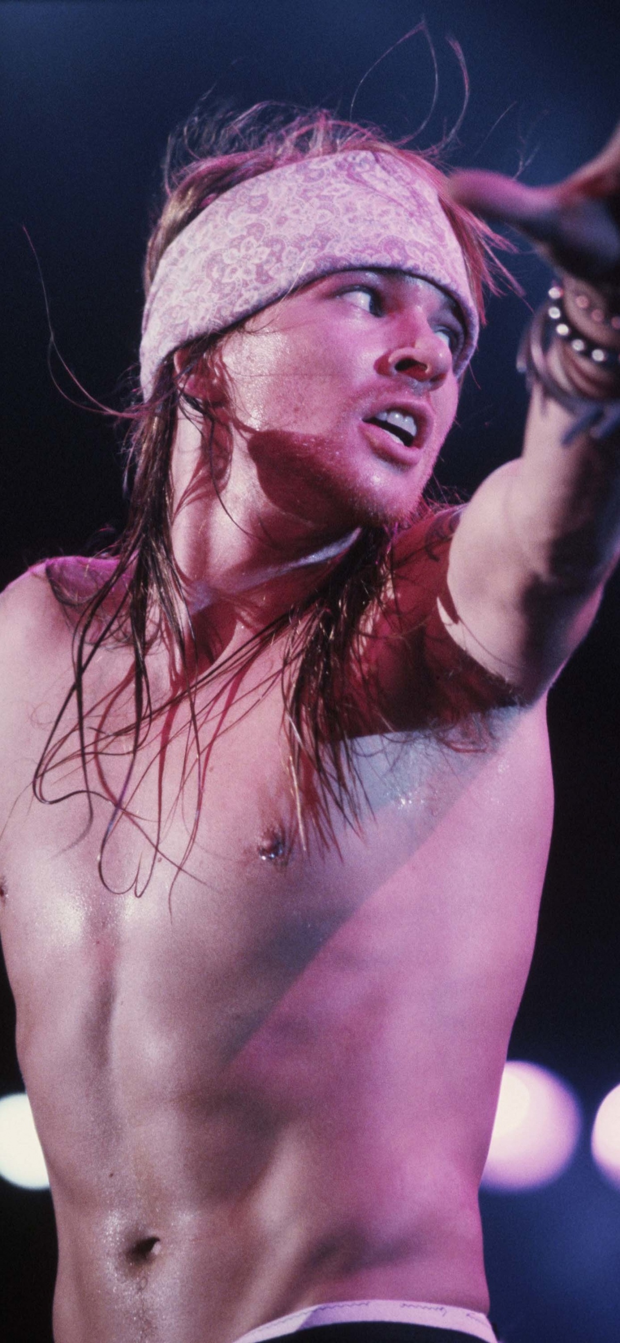 Обои Guns N Roses, тяжелый рок, Представление, певица, пение в разрешении 1242x2688