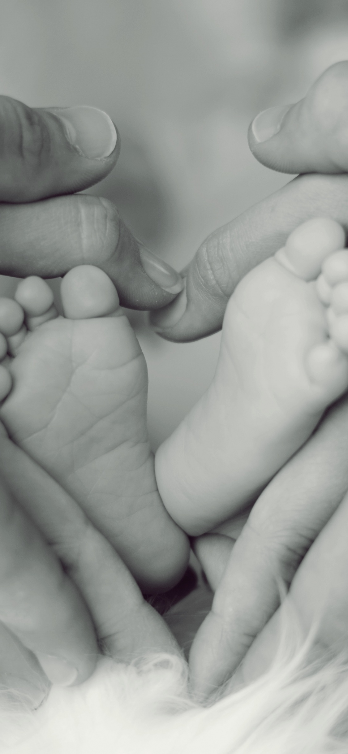 Обои младенец, родитель, белые, ребенок, кожа в разрешении 1125x2436