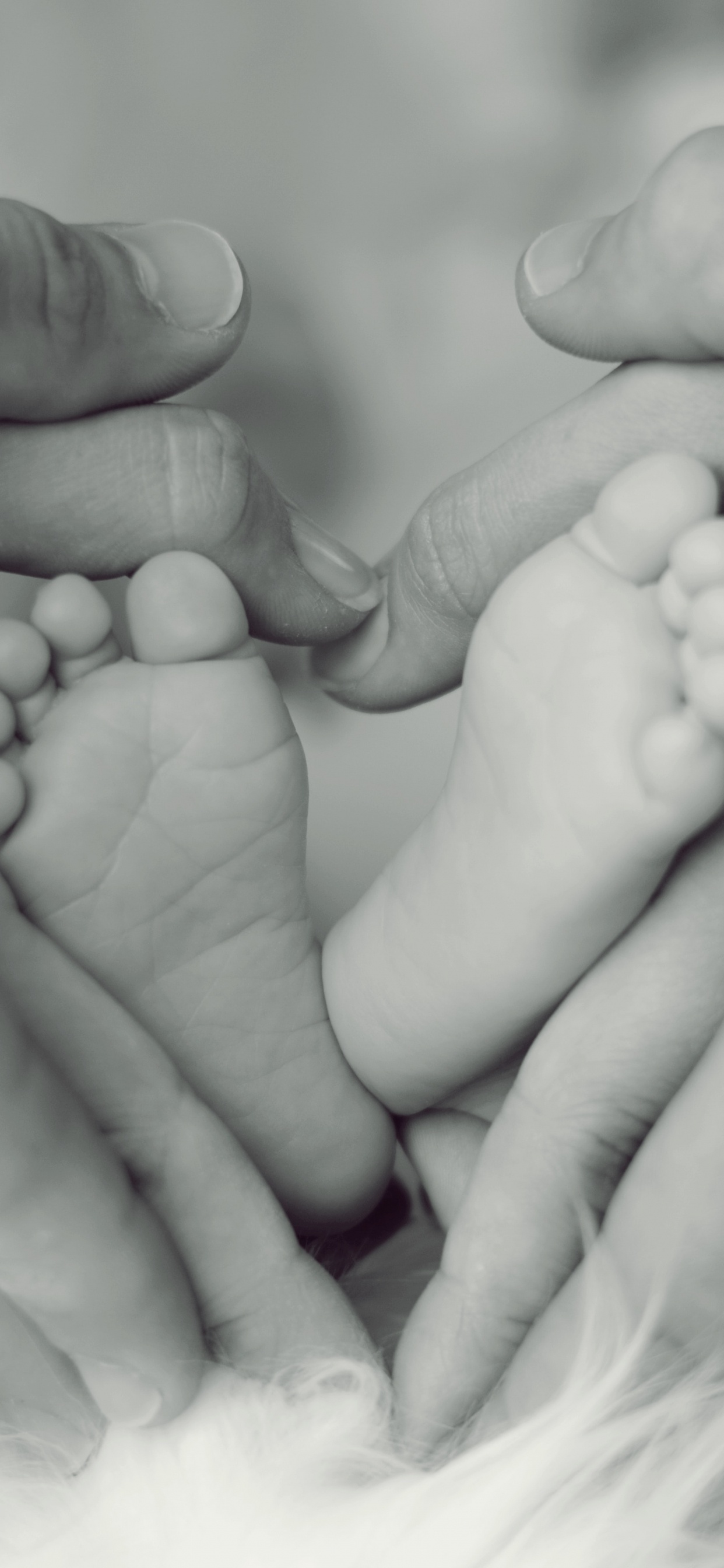 Обои младенец, родитель, белые, ребенок, кожа в разрешении 1242x2688