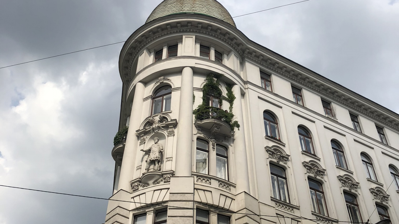 Обои ориентир, классическая архитектура, Перечисленное здание, окно, облако в разрешении 1280x720