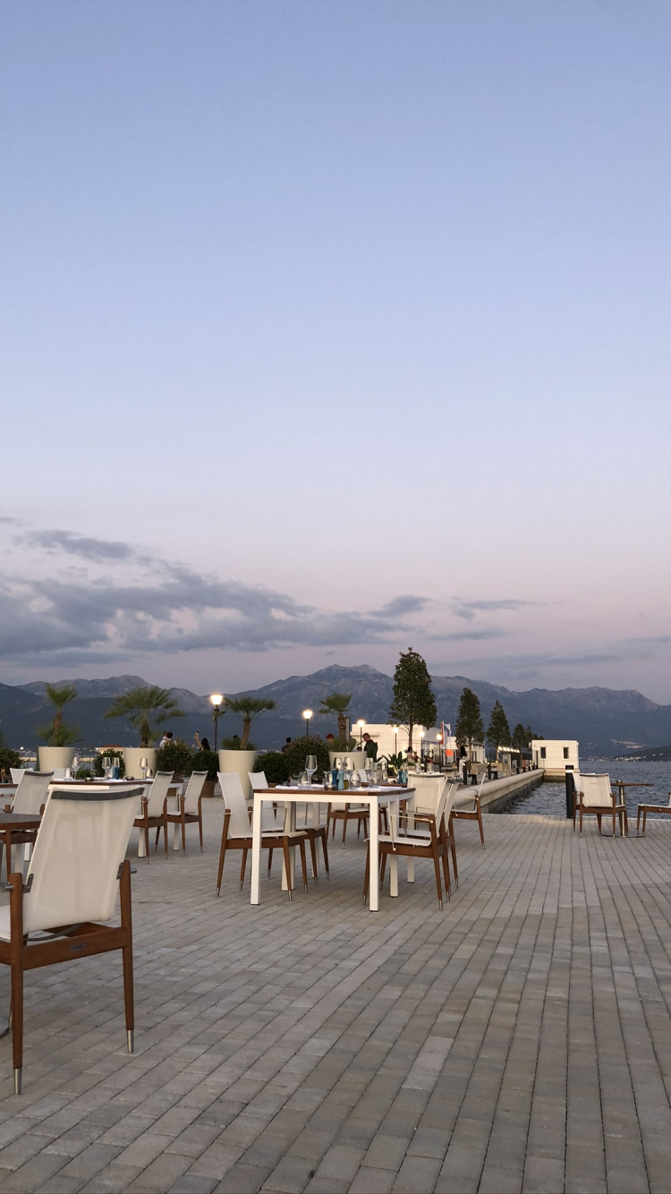 Обои недвижимость, туризм, мебель, таблица, открытый стол в разрешении 750x1334