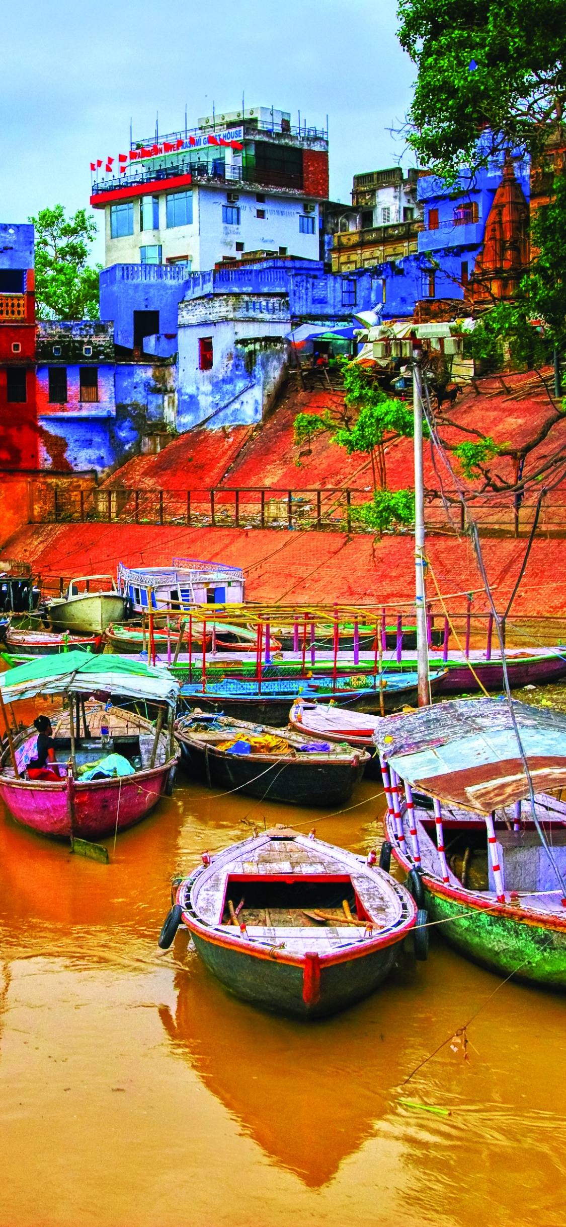 Обои Варанаси, перевозка воды, отражение, водный путь, вода в разрешении 1125x2436