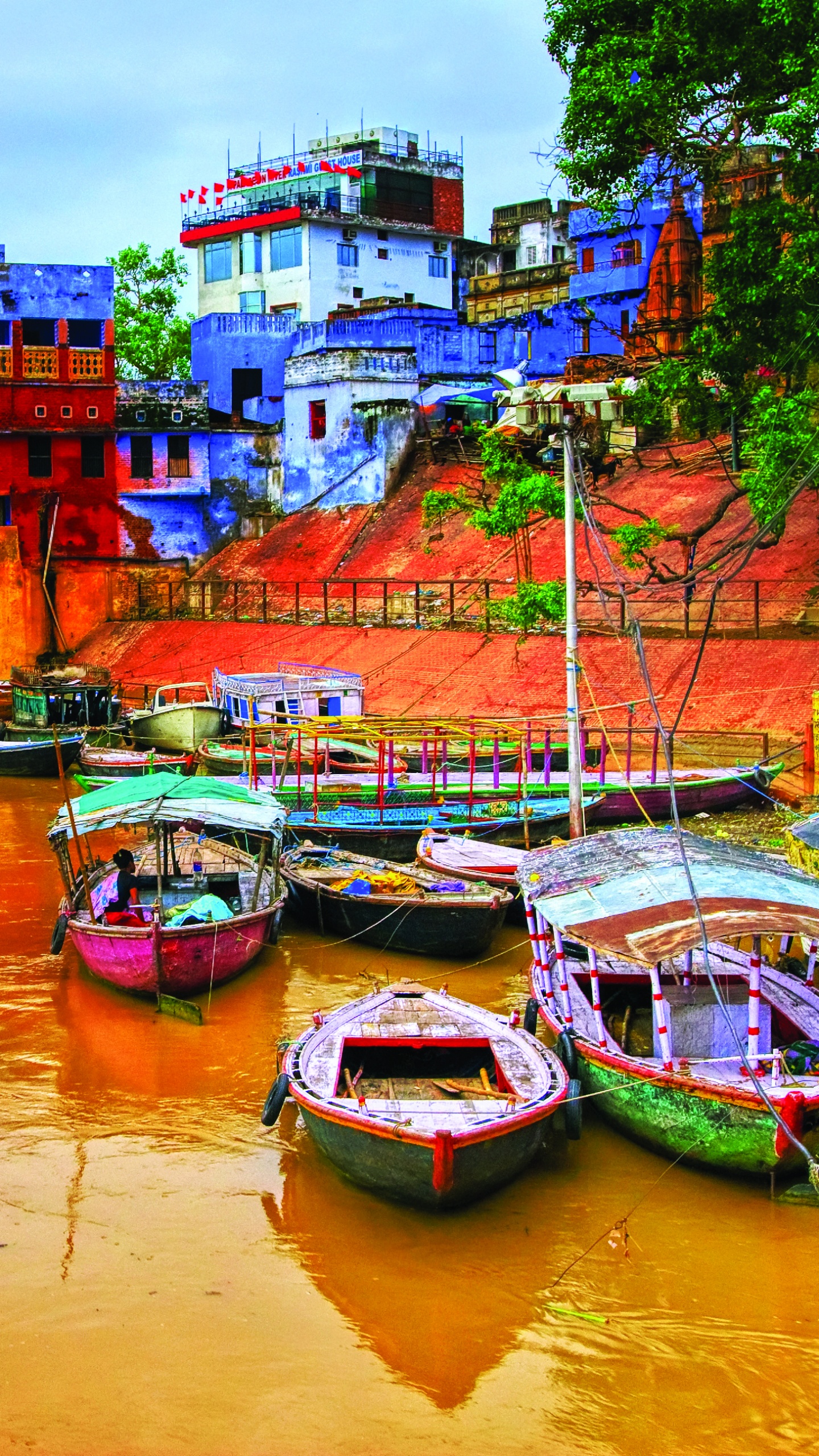 Обои Варанаси, перевозка воды, отражение, водный путь, вода в разрешении 1440x2560