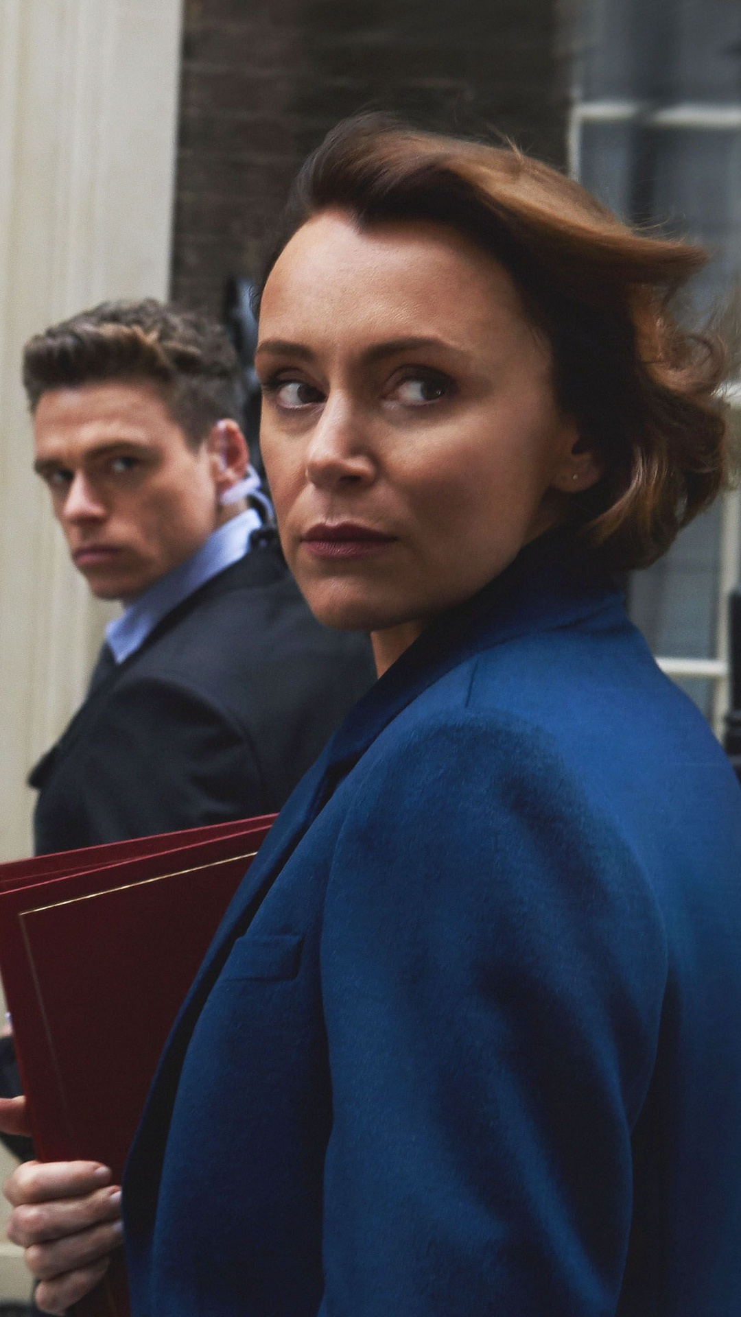 Обои Ричард Мэдден, телохранитель, Кили Хоуз, Би-би-си один, стояние в разрешении 1080x1920