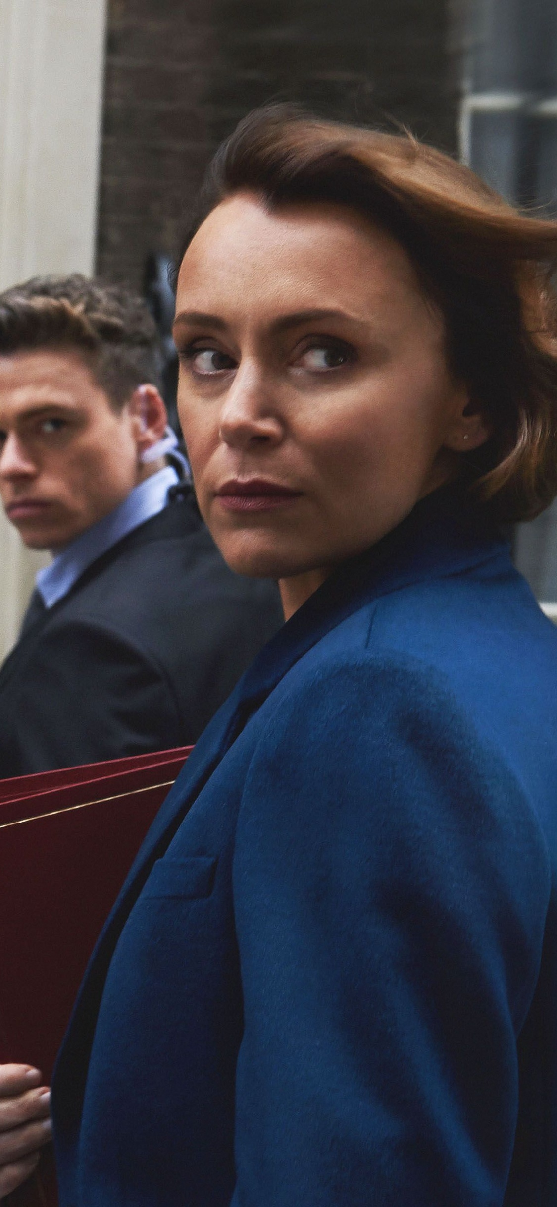 Обои Ричард Мэдден, телохранитель, Кили Хоуз, Би-би-си один, стояние в разрешении 1125x2436