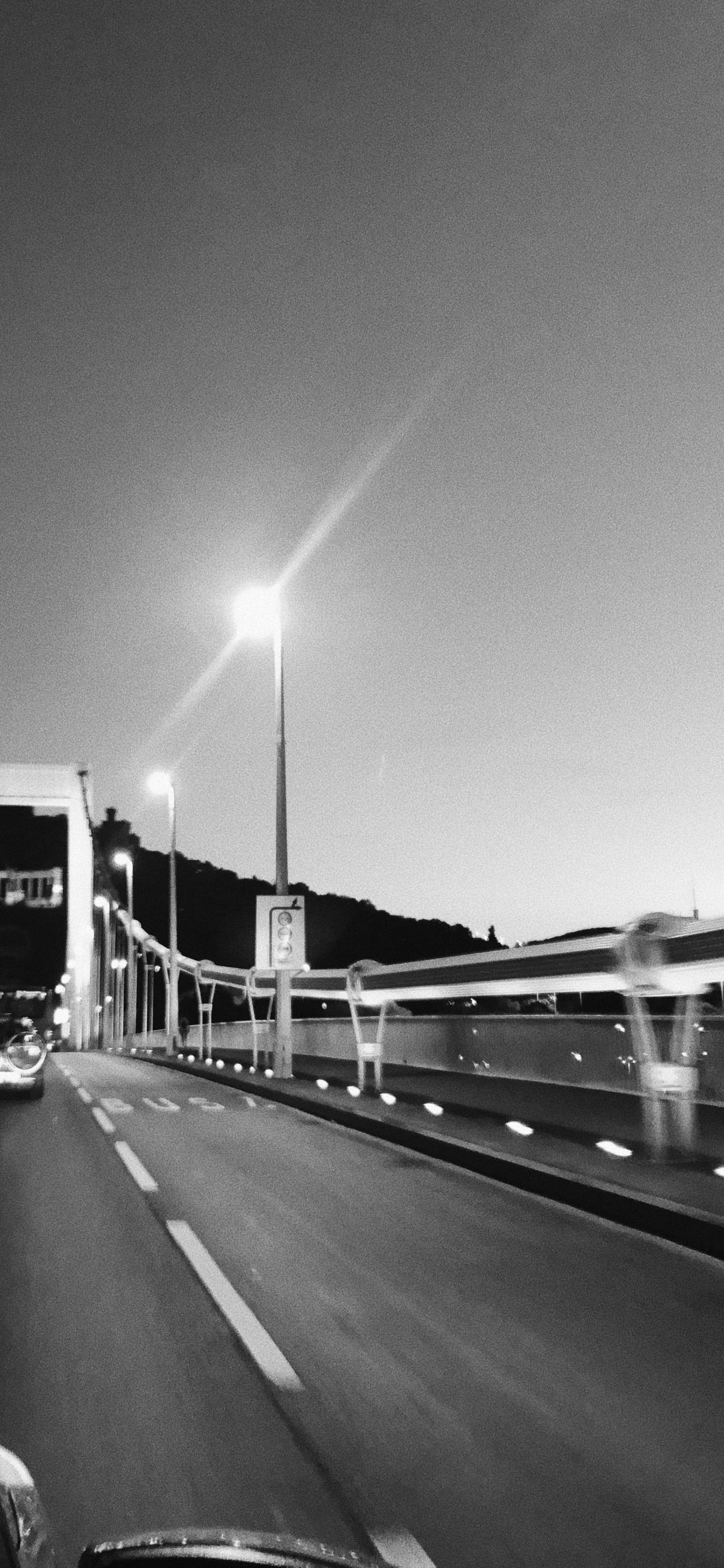 Обои Король, дорога, дорожное покрытие, инфраструктура, автомобильное освещение в разрешении 1242x2688