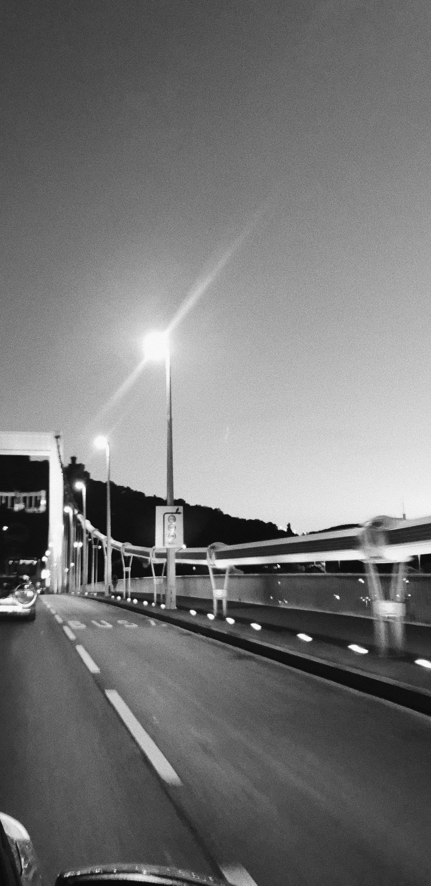 Обои Король, дорога, дорожное покрытие, инфраструктура, автомобильное освещение в разрешении 1440x2960