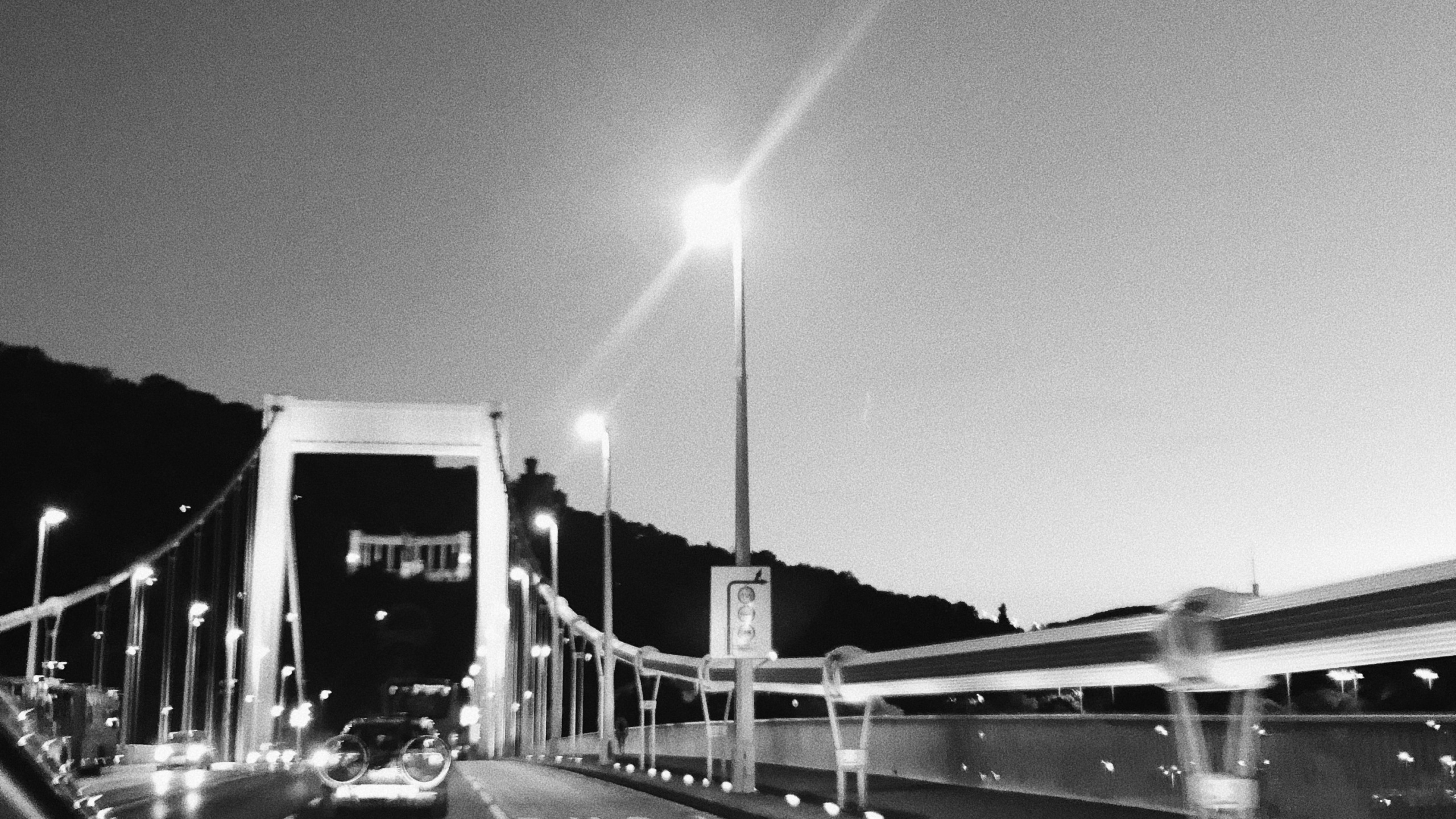 Обои Король, дорога, дорожное покрытие, инфраструктура, автомобильное освещение в разрешении 2560x1440