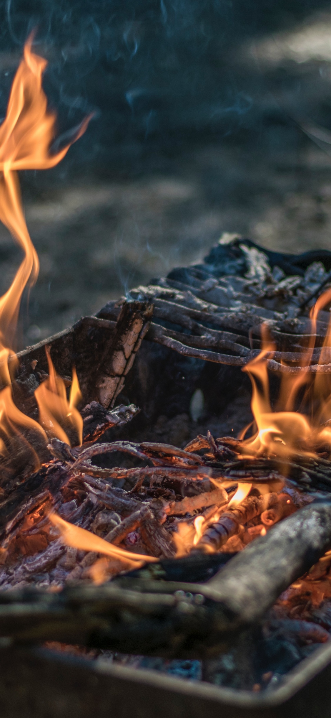 Обои костер, огонь, яма пожара, пламя, тепло в разрешении 1125x2436