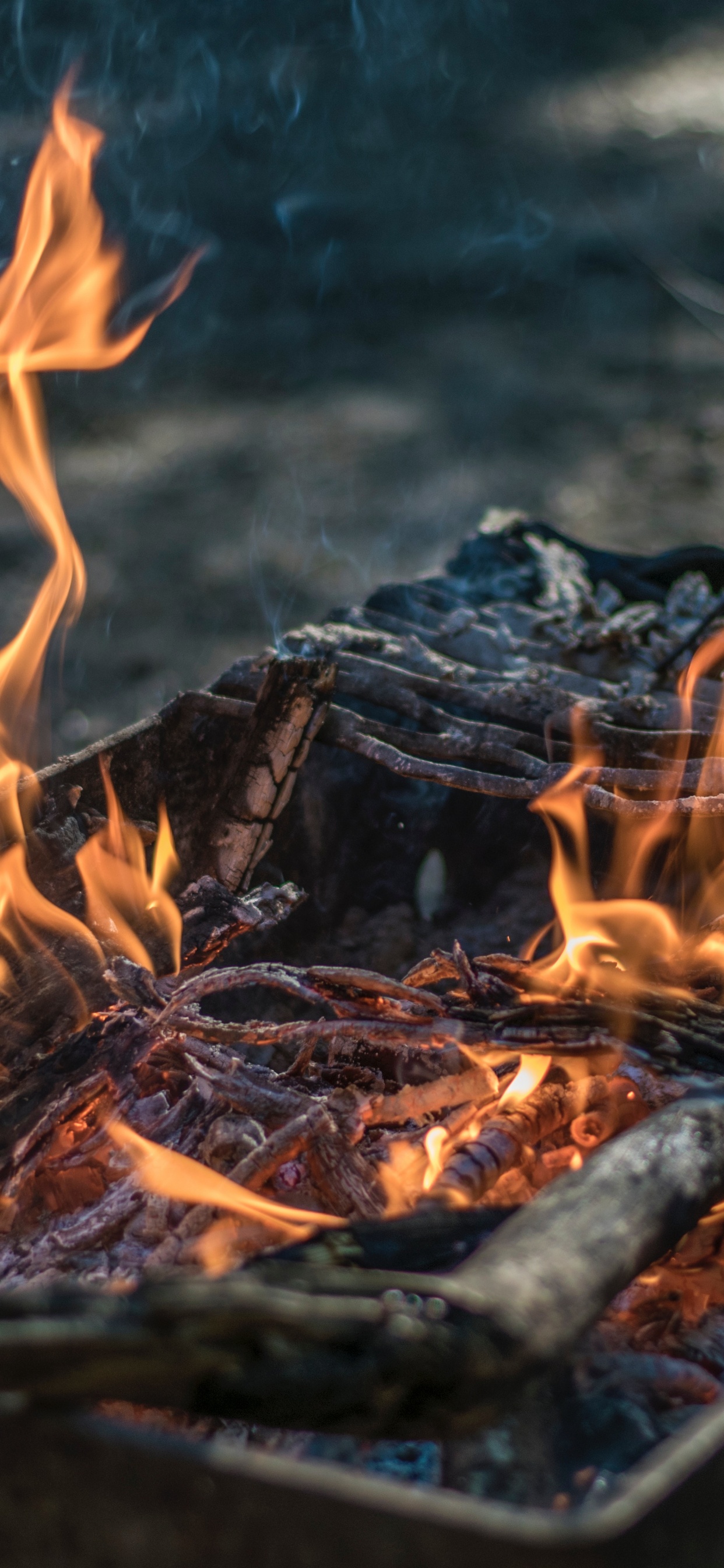 Обои костер, огонь, яма пожара, пламя, тепло в разрешении 1242x2688