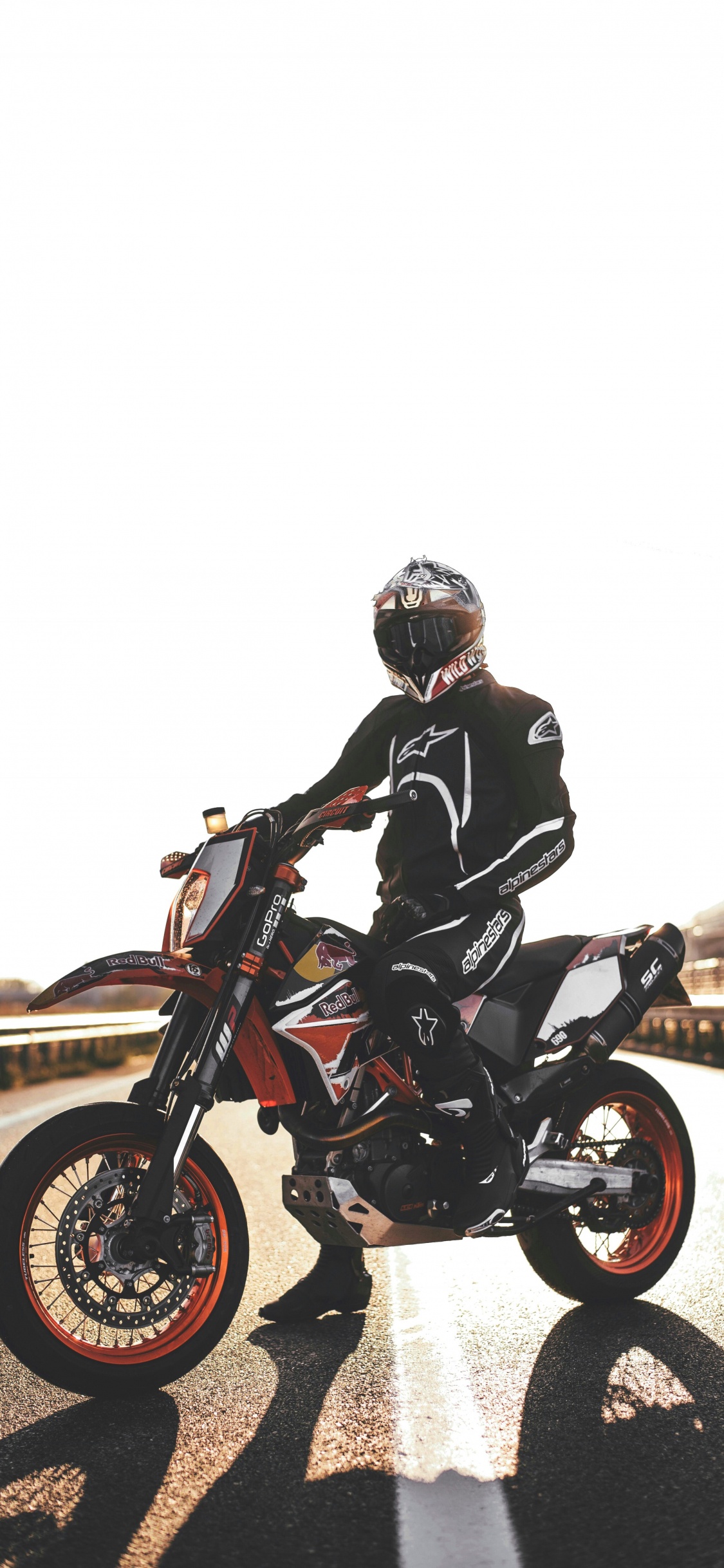 Обои мотоциклетный шлем, мотоцикл, супермото, мотоспорт, шлем в разрешении 1125x2436