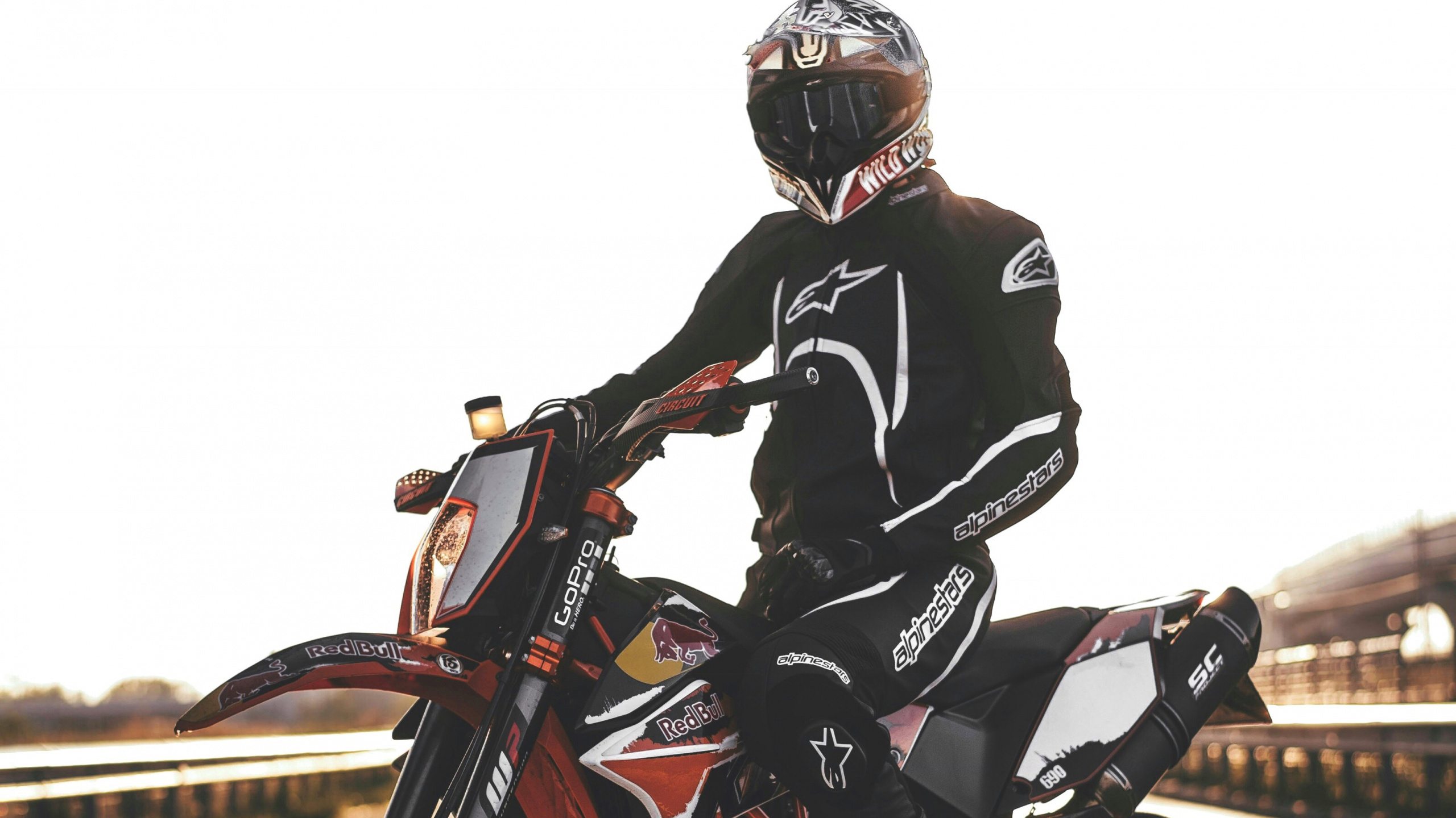 Обои мотоциклетный шлем, мотоцикл, супермото, мотоспорт, шлем в разрешении 2560x1440