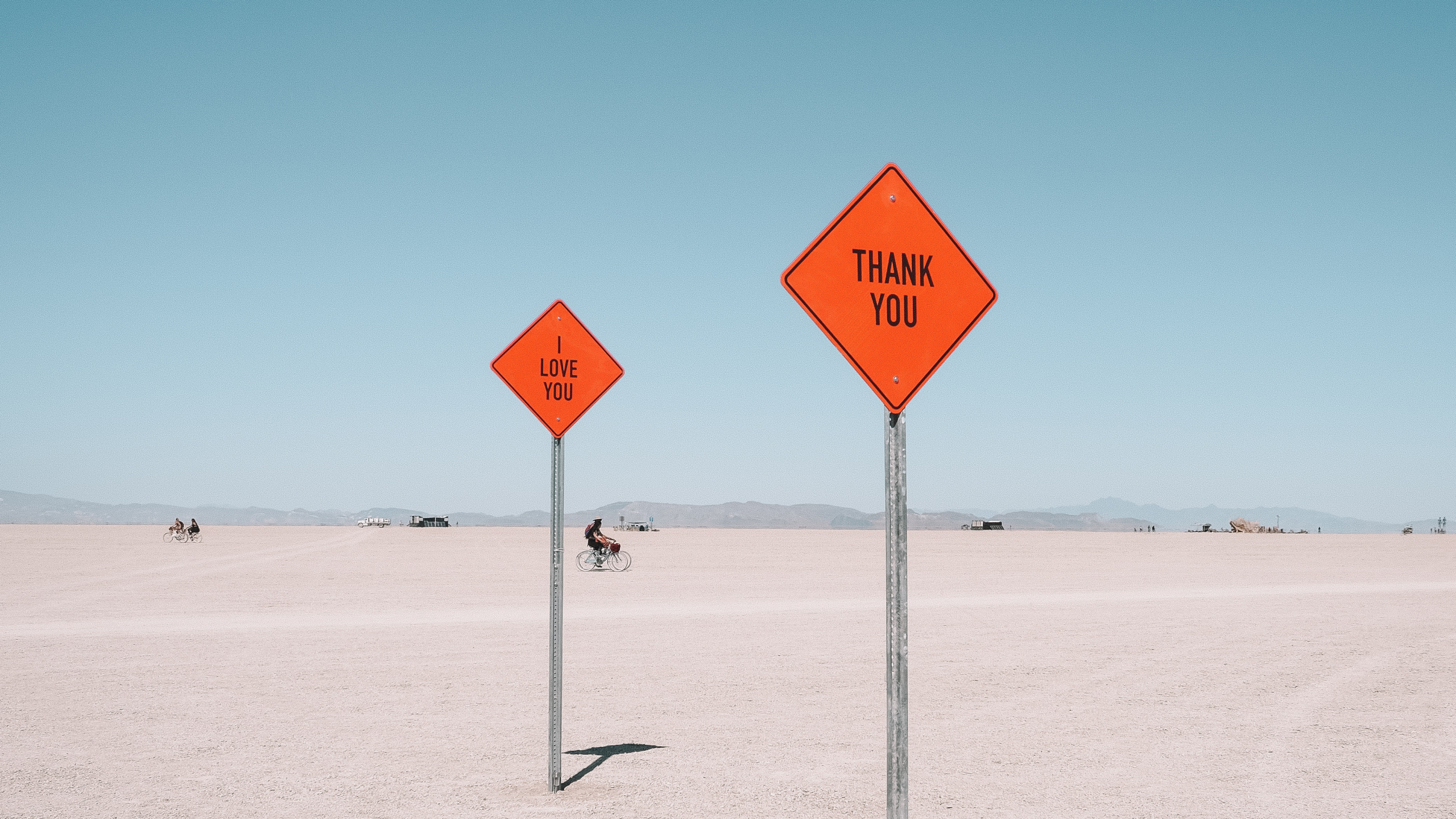 Обои пейзаж, песок, вывеска, знак, море в разрешении 2560x1440