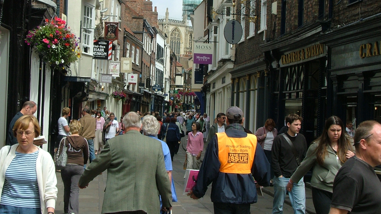 Обои улица, пешеход, городок, соседство, город в разрешении 1280x720